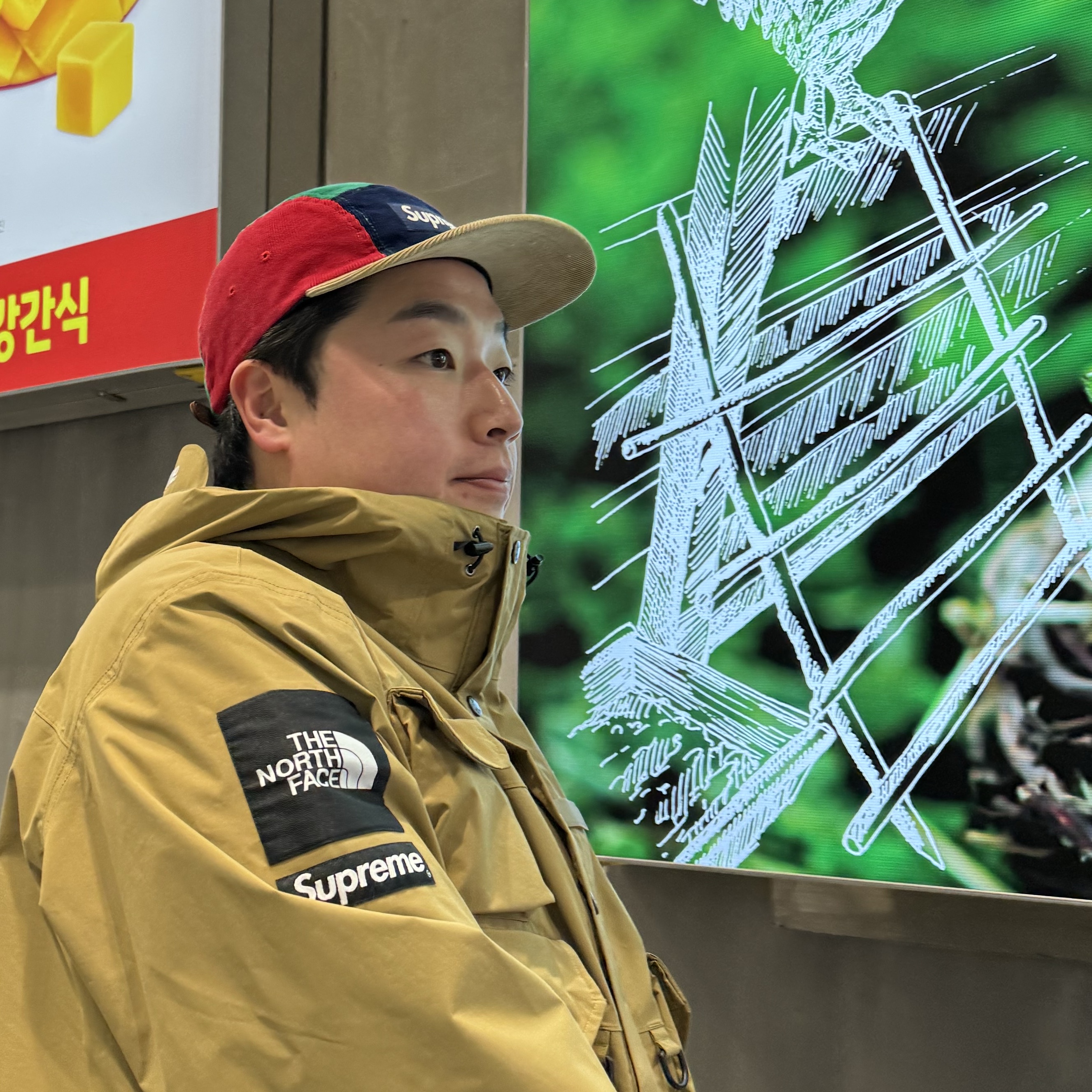 Supreme Corduroy Camp Cap Multicolor - 23FW, Supreme x The North Face Cargo Jacket Gold - 20SS 착용 스타일 - 3