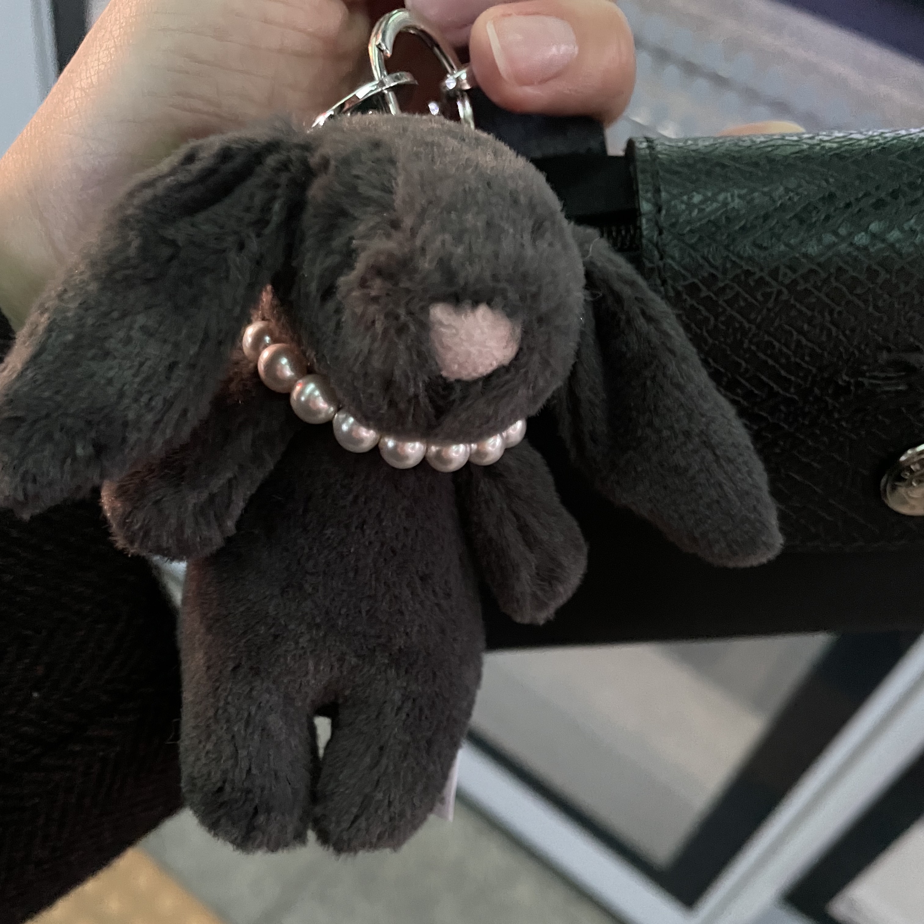 Jellycat Bashful Bunny Bag Charm Ink 착용 스타일