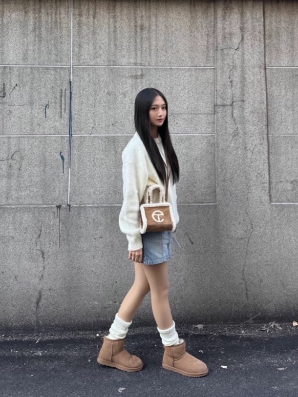Telfar x UGG Small Shopping Bag Chestnut, (W) UGG Classic Ultra Mini Boots Sand 착용 스타일 - 4