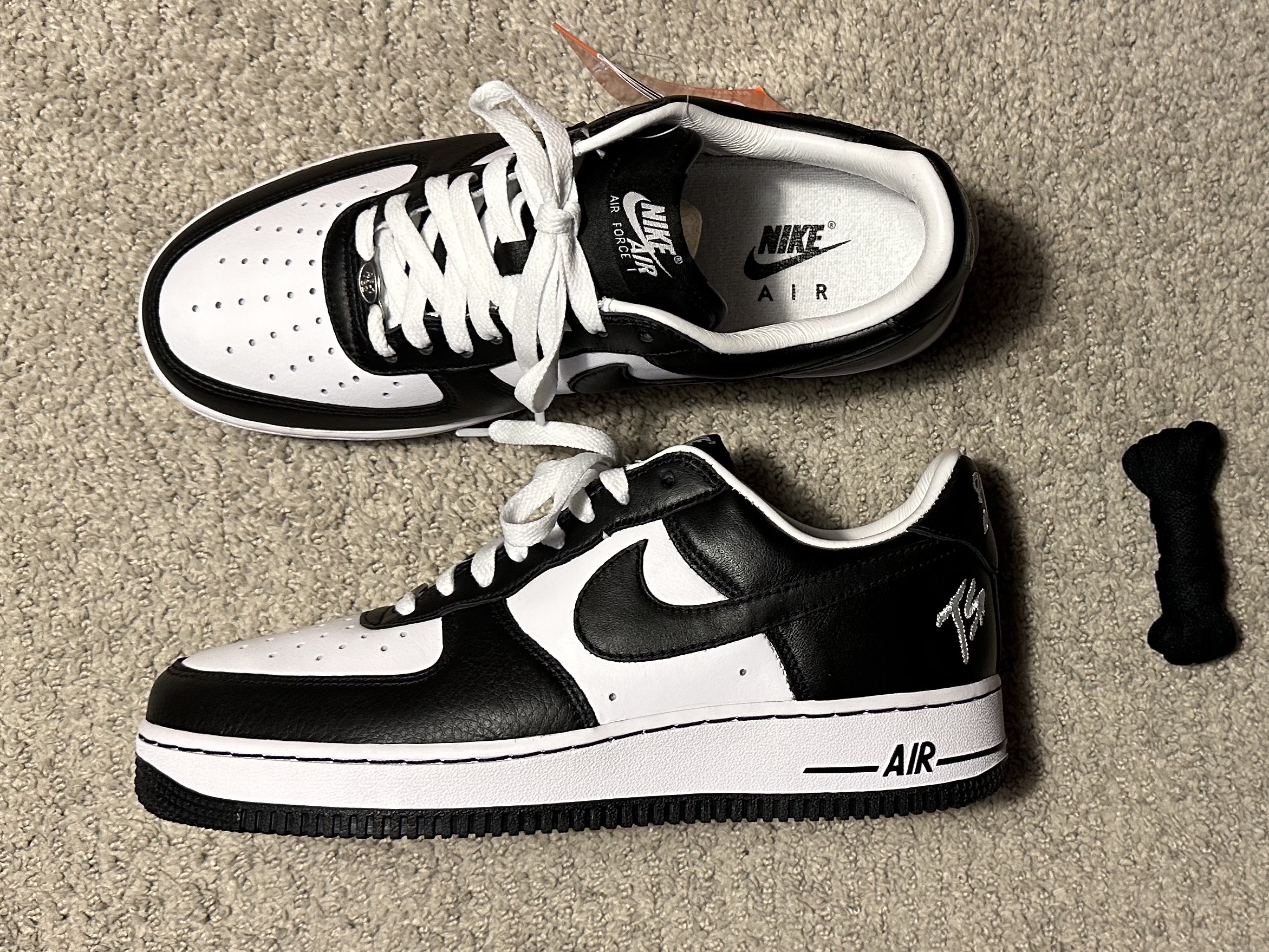 Nike x Terror Squad Air Force 1 Low QS Blackout 착용 스타일 - 2