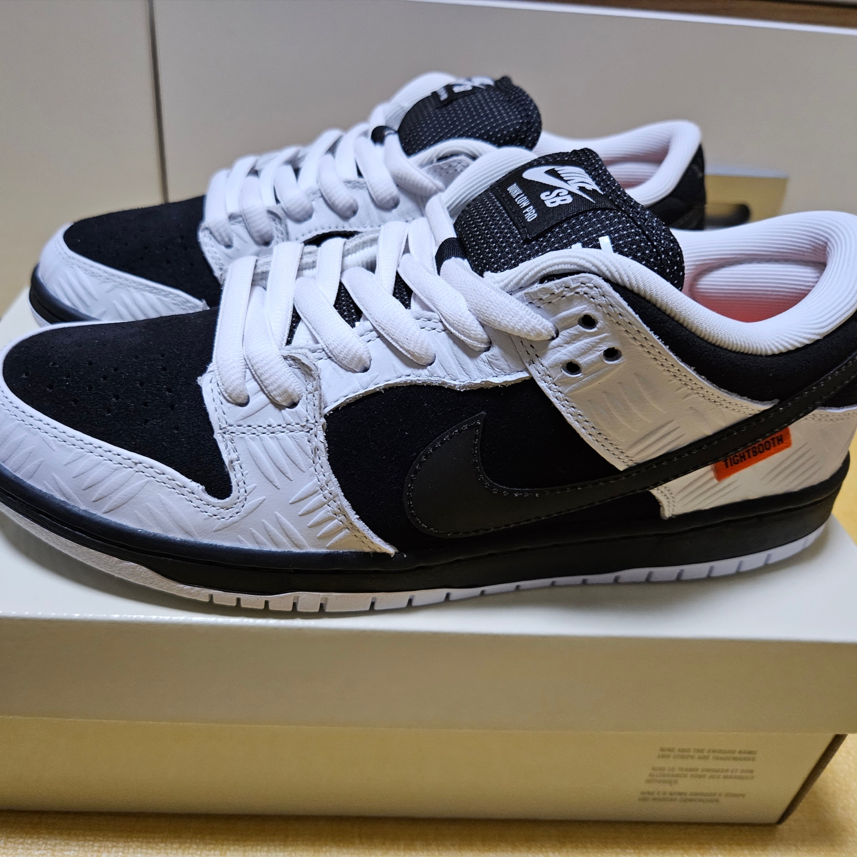 Nike x Tightbooth SB Dunk Low Pro Black and White 착용 스타일 - 2