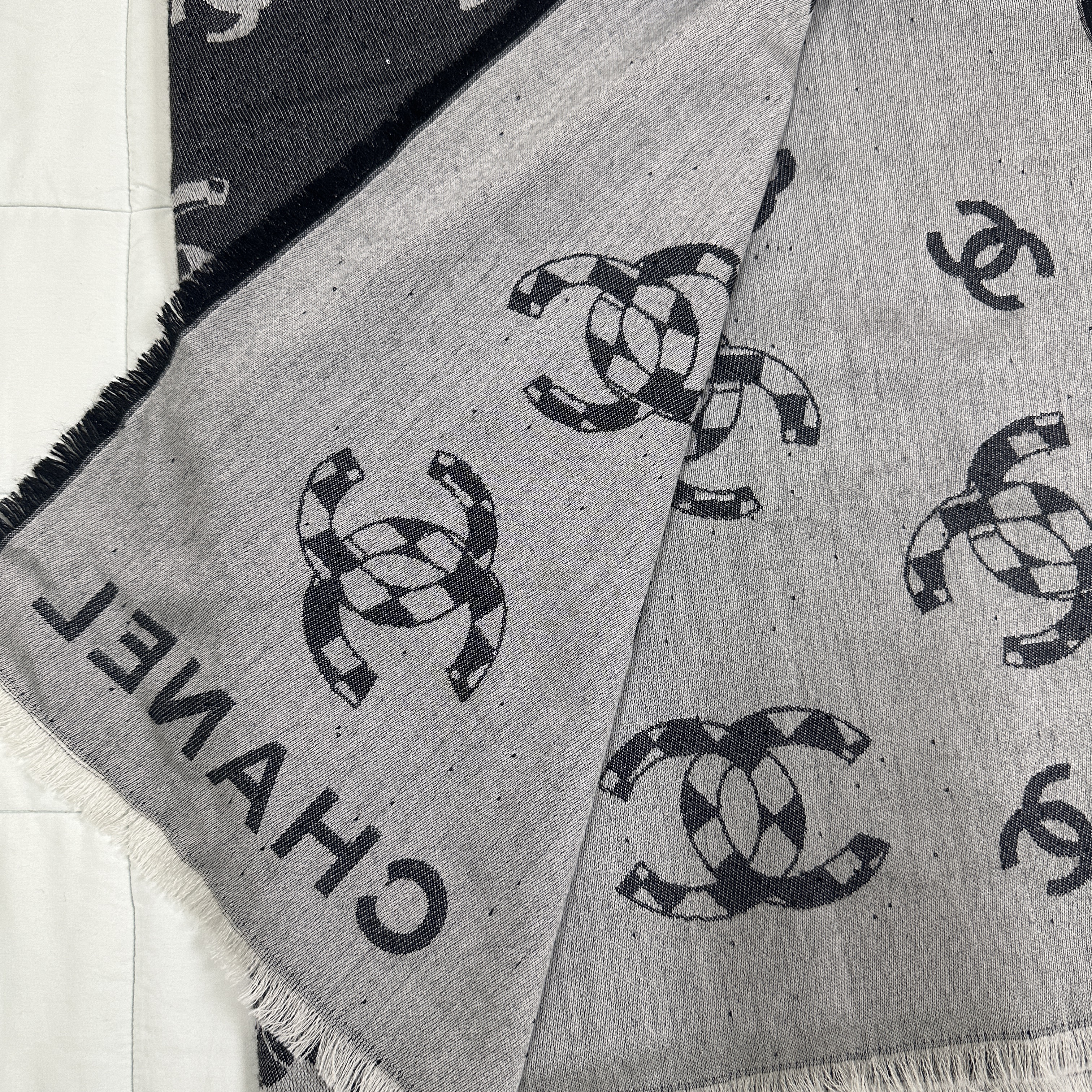(W) Chanel Muffler Cashmere & Black 착용 스타일 - 2