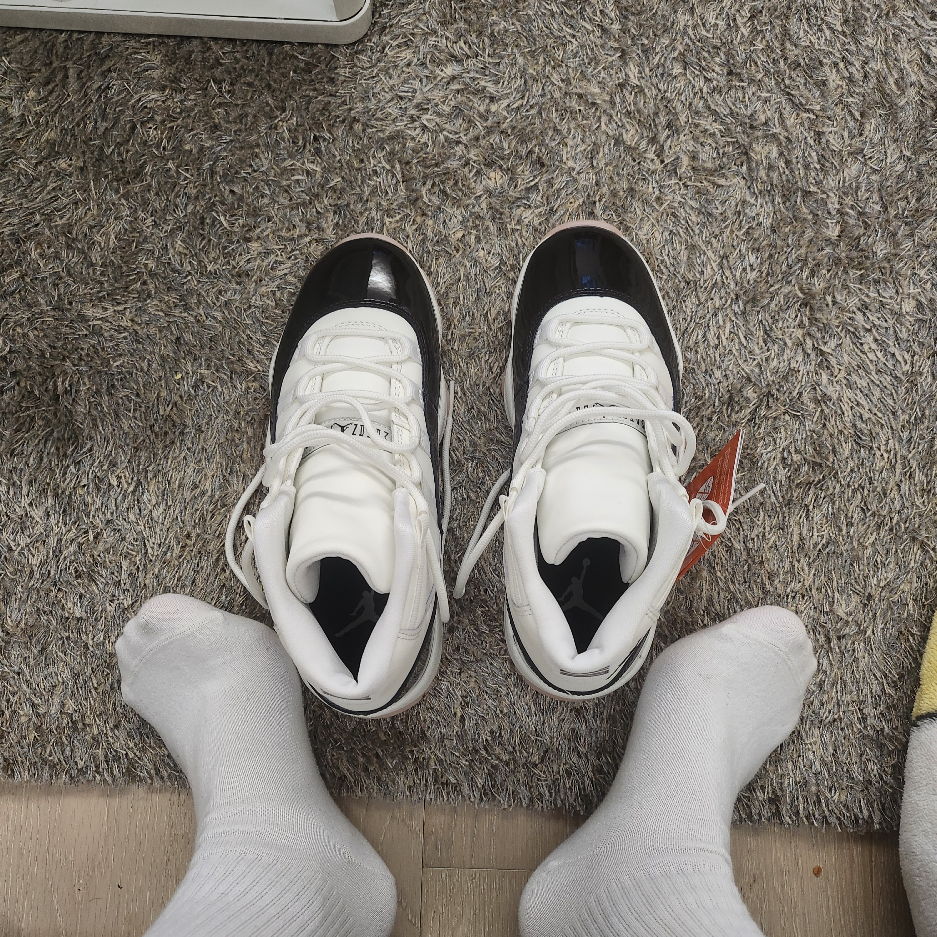 (W) Jordan 11 Retro Neapolitan 착용 스타일 - 2