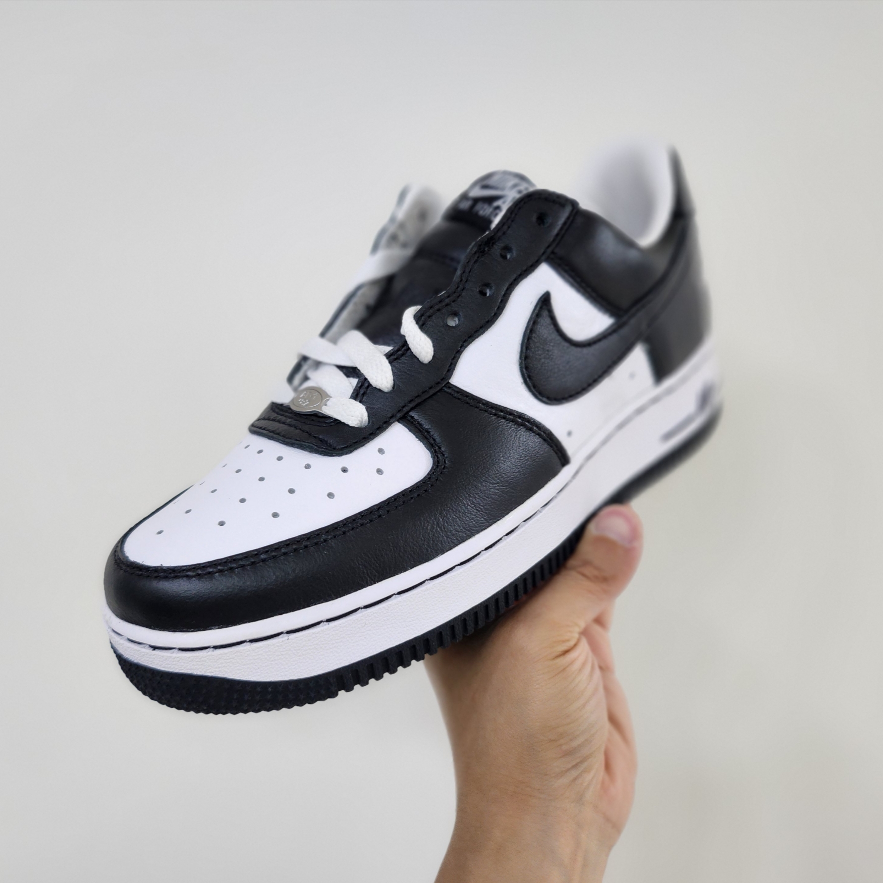 Nike x Terror Squad Air Force 1 Low QS Blackout 착용 스타일 - 1