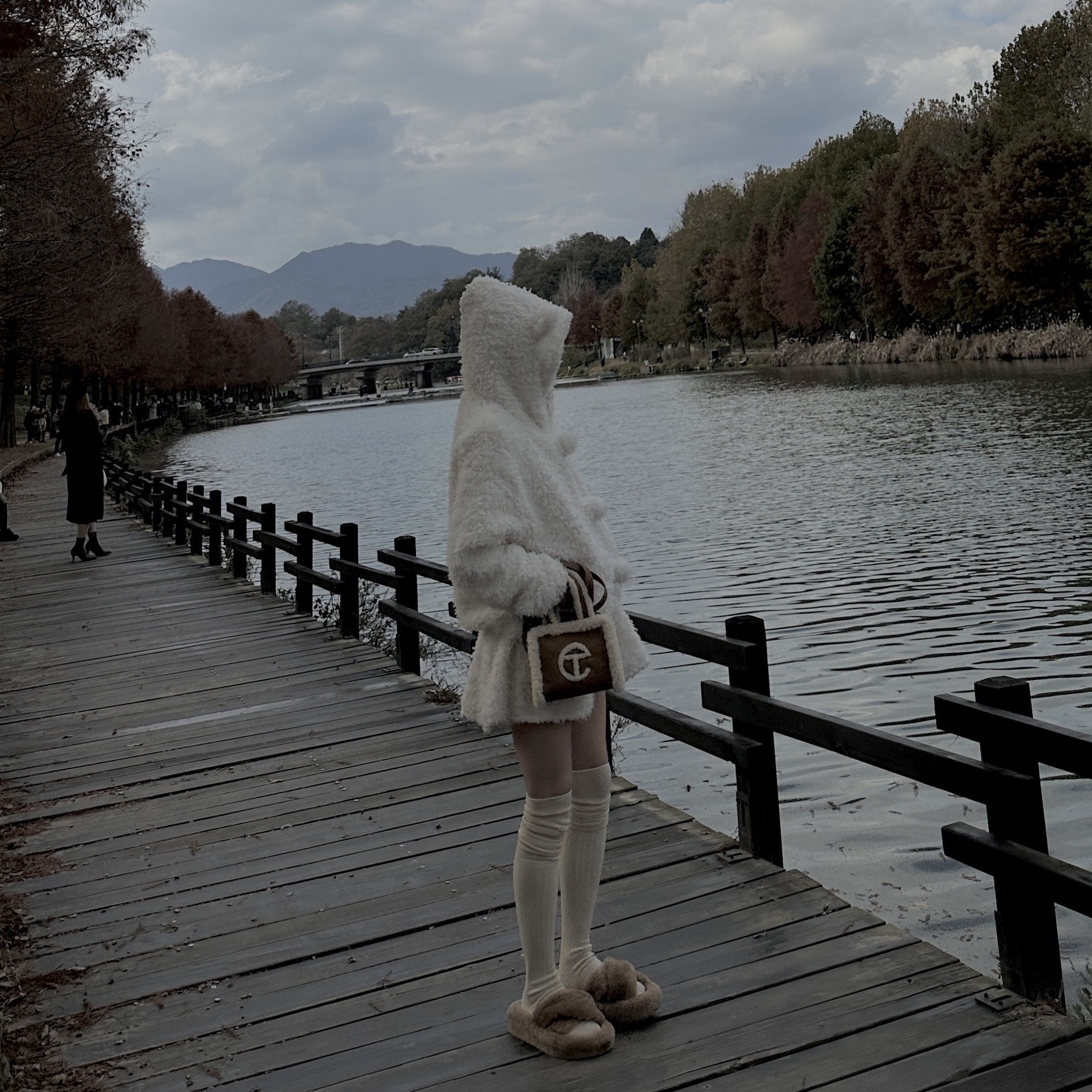Telfar x UGG Small Shopping Bag Chestnut 착용 스타일 - 2