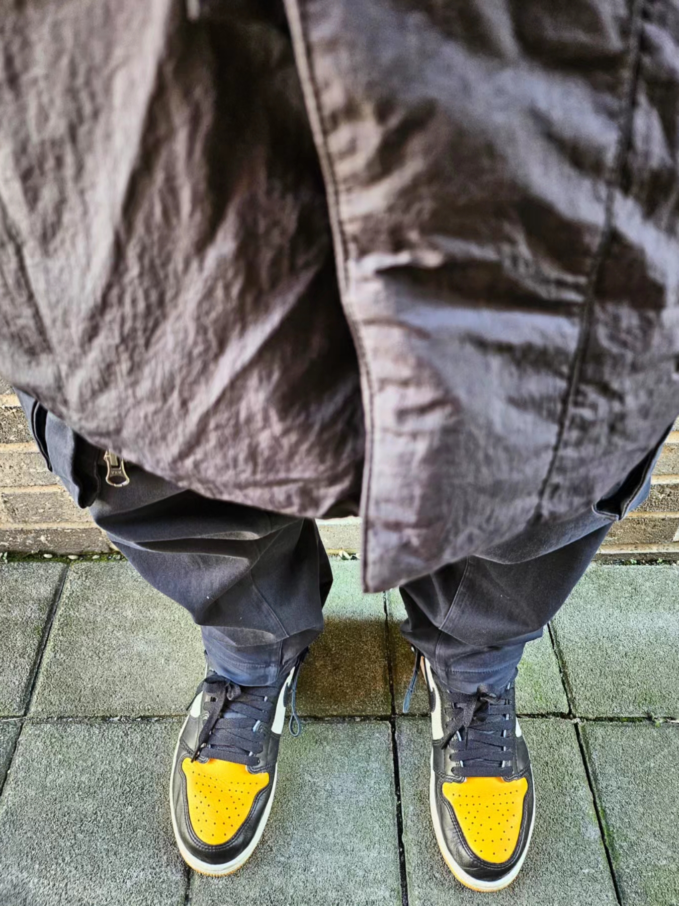 Nike x Drake Nocta Essential Hoodie University Gold - US/EU, Jordan 1 Retro High OG Taxi 착용 스타일 - 3