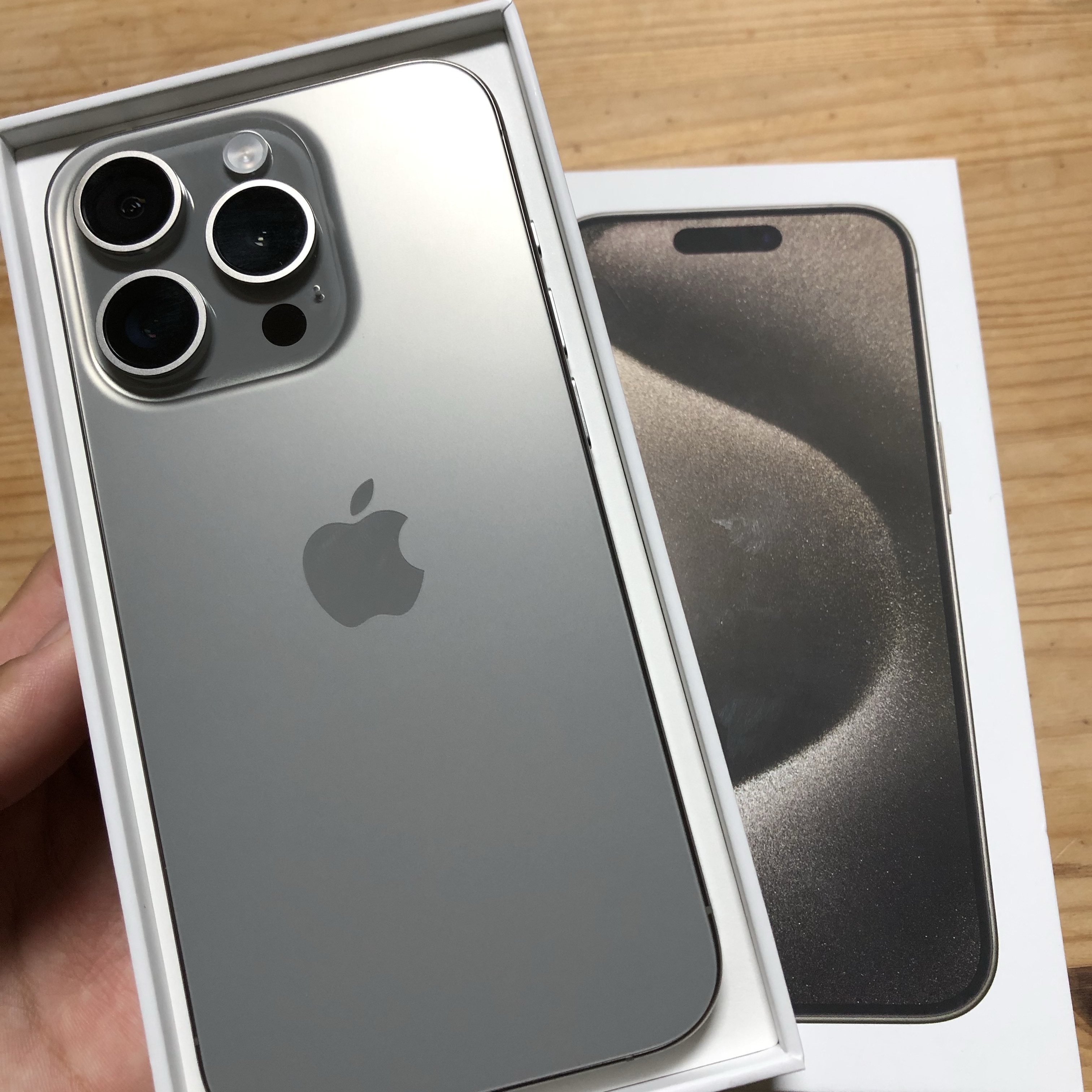 Apple iPhone 15 Pro 256GB Natural Titanium (Korean Ver.) 착용 스타일