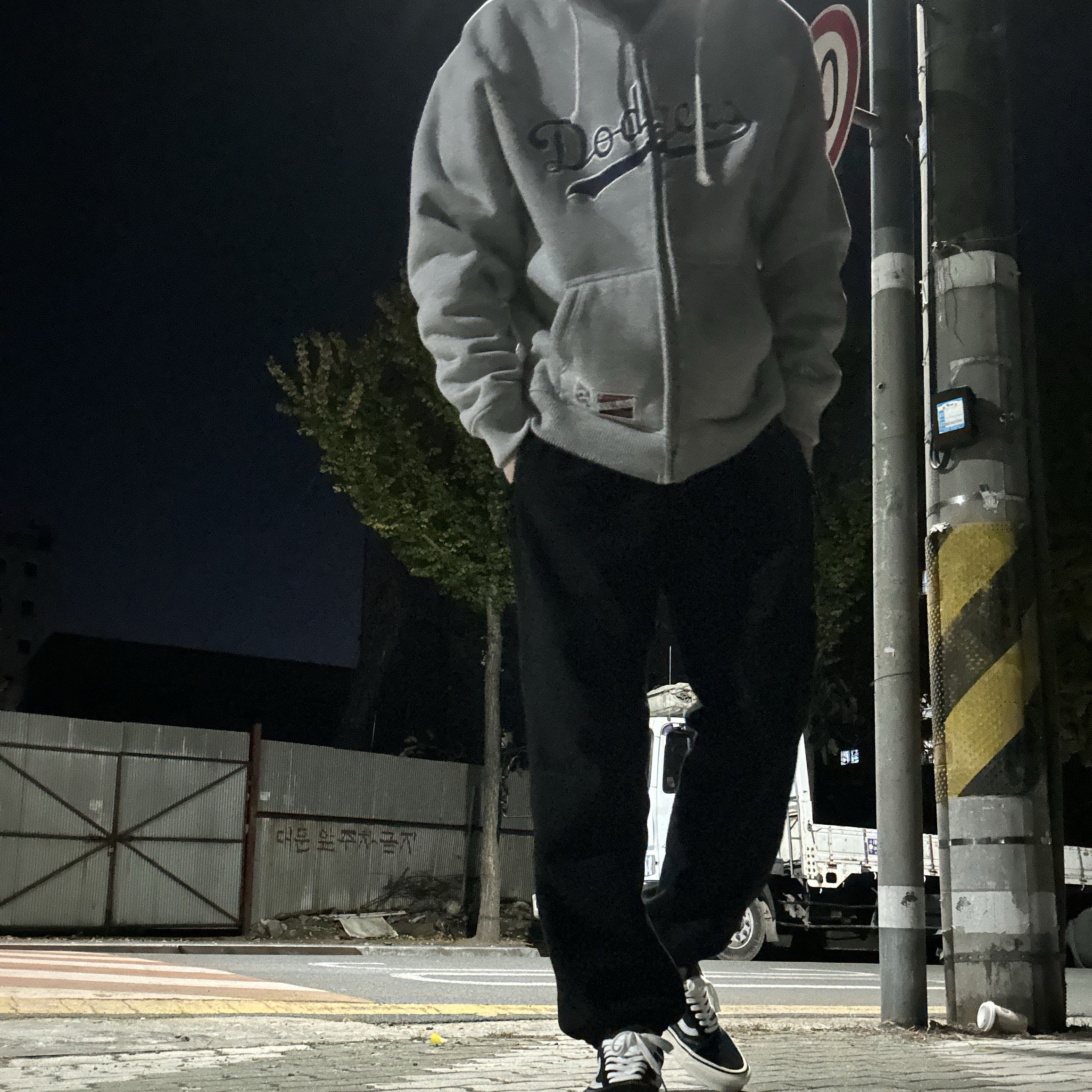Supreme Washed Chino Twill Camp Cap Denim - 22FW, Vans Old Skool 36 DX Anaheim Factory Black White 착용 스타일 - 2