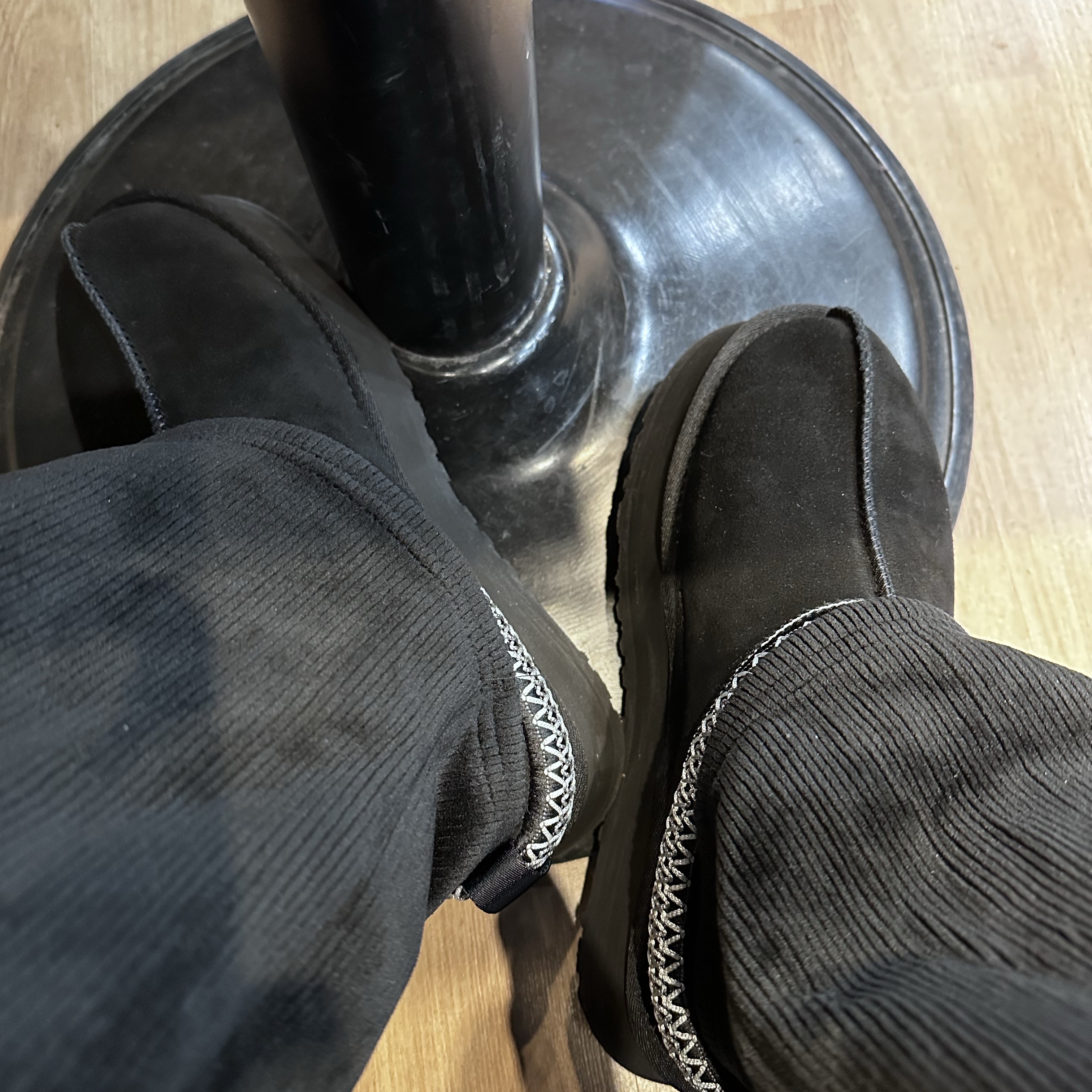 (W) UGG Tazz Slipper Black 착용 스타일