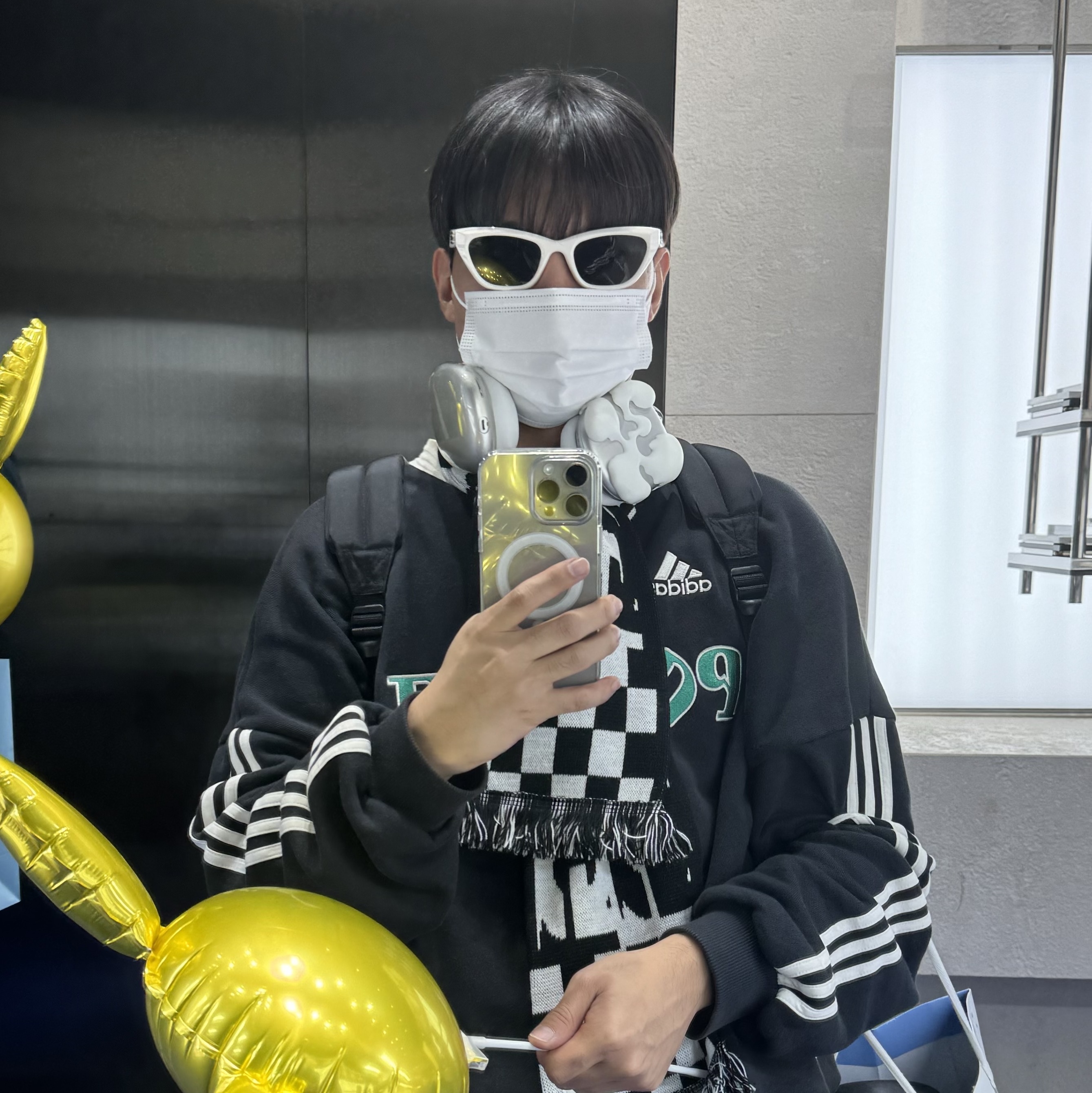 [KREAM 단독] Test Artifact Era Max Drip White, Apple AirPods Max Lightning Silver (Korean Ver.) 착용 스타일