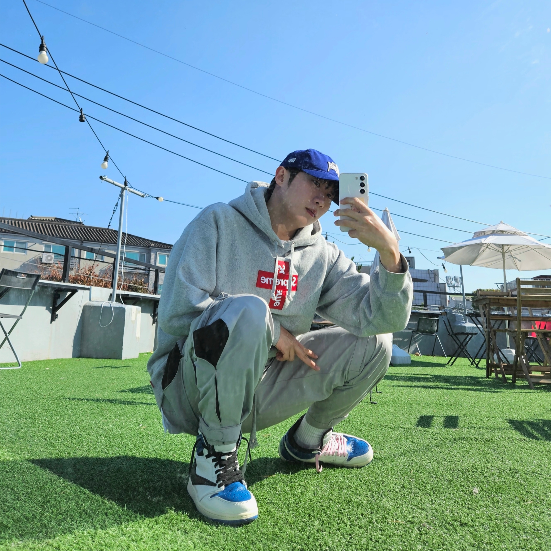 Supreme Cross Box Logo Hooded Sweatshirt Heather Grey - 20FW, Jordan 1 x Travis Scott x Fragment Retro High OG SP Military Blue 착용 스타일