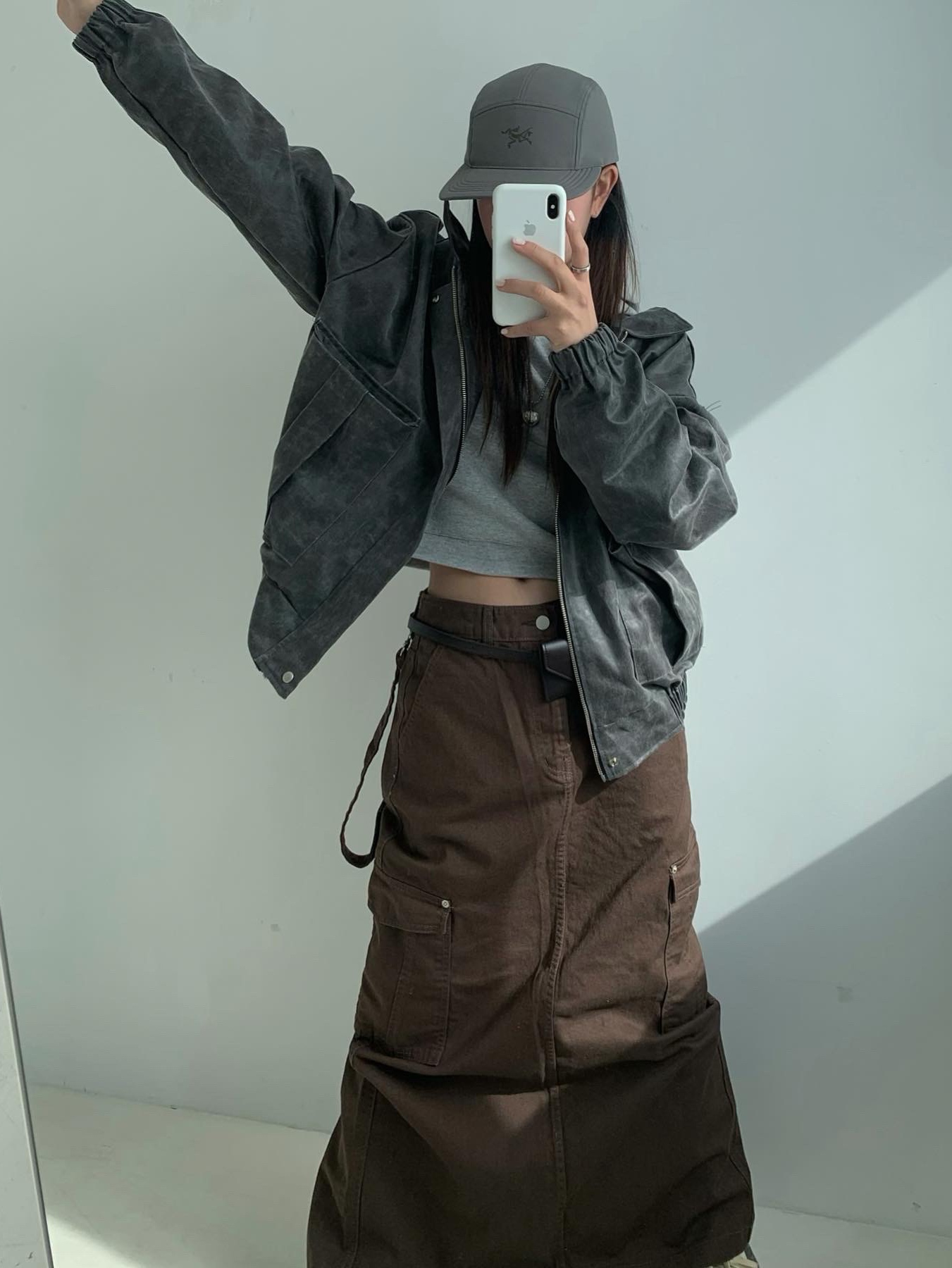 Jordan 1 x Travis Scott Retro Low OG SP Sail and Ridgerock, Arc'teryx Calidum 5 Panel Cap Forage 착용 스타일 - 2