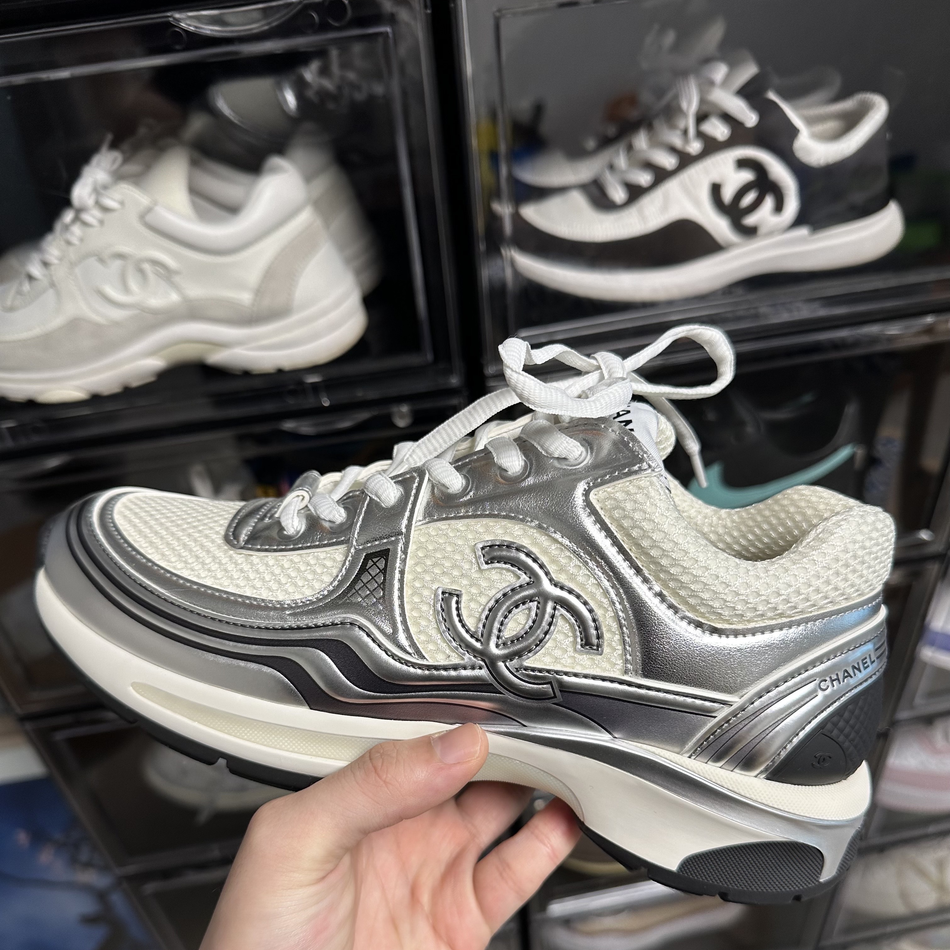 (W) Chanel Sneakers Fabric Laminated & White Silver, (W) Chanel Sneakers Painted Iridescent Cotton Tweed Suede & White Silver Multicolor 착용 스타일