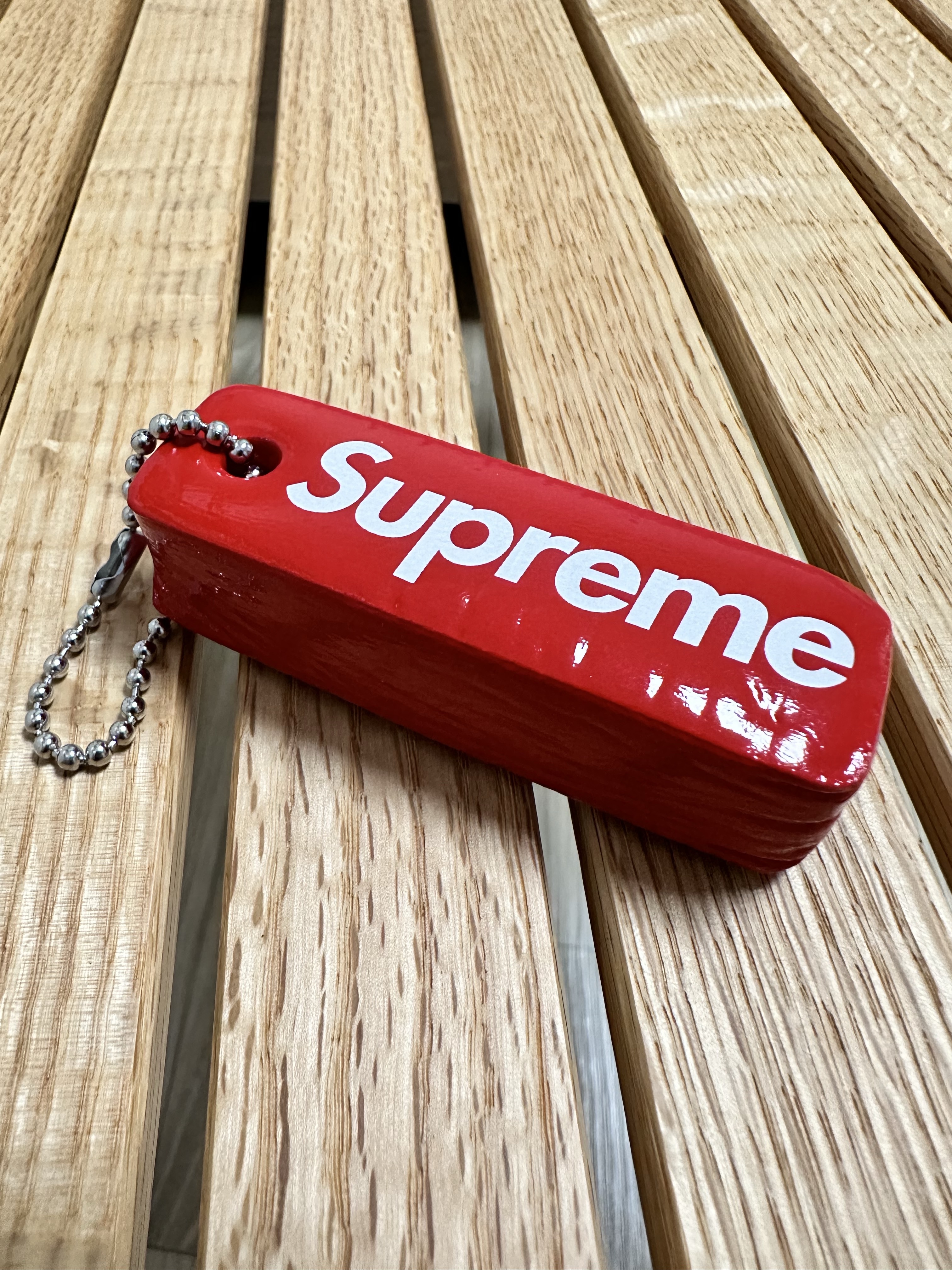 Supreme Floating Keychain Red - 23FW 착용 스타일