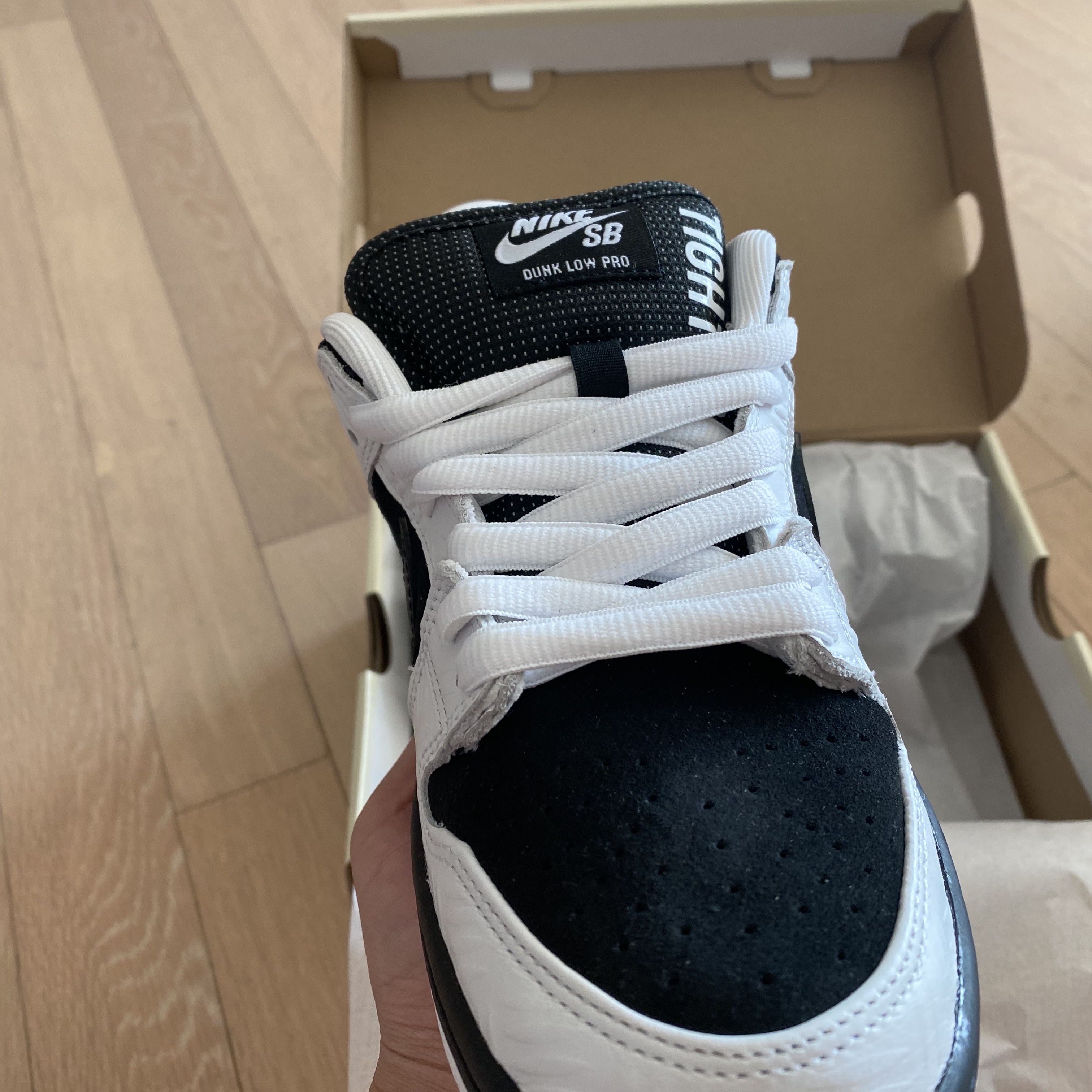 Nike x Tightbooth SB Dunk Low Pro Black and White 착용 스타일 - 2