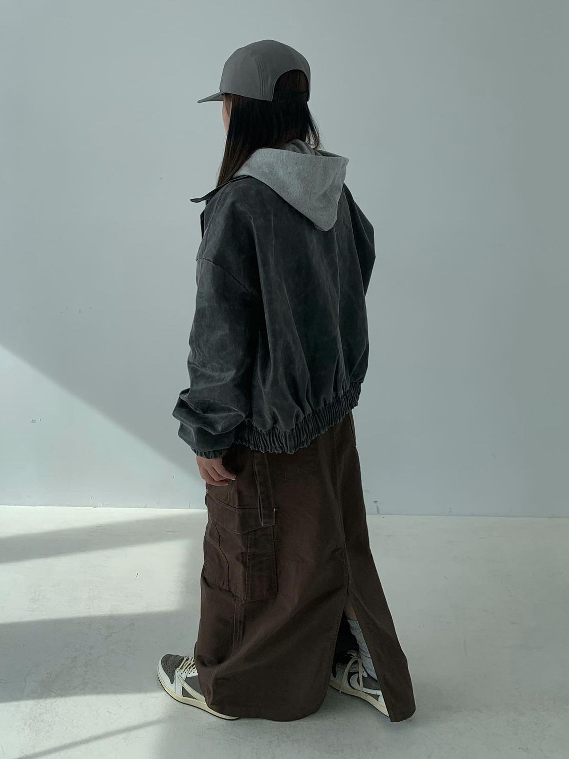 Jordan 1 x Travis Scott Retro Low OG SP Sail and Ridgerock, Arc'teryx Calidum 5 Panel Cap Forage 착용 스타일 - 1