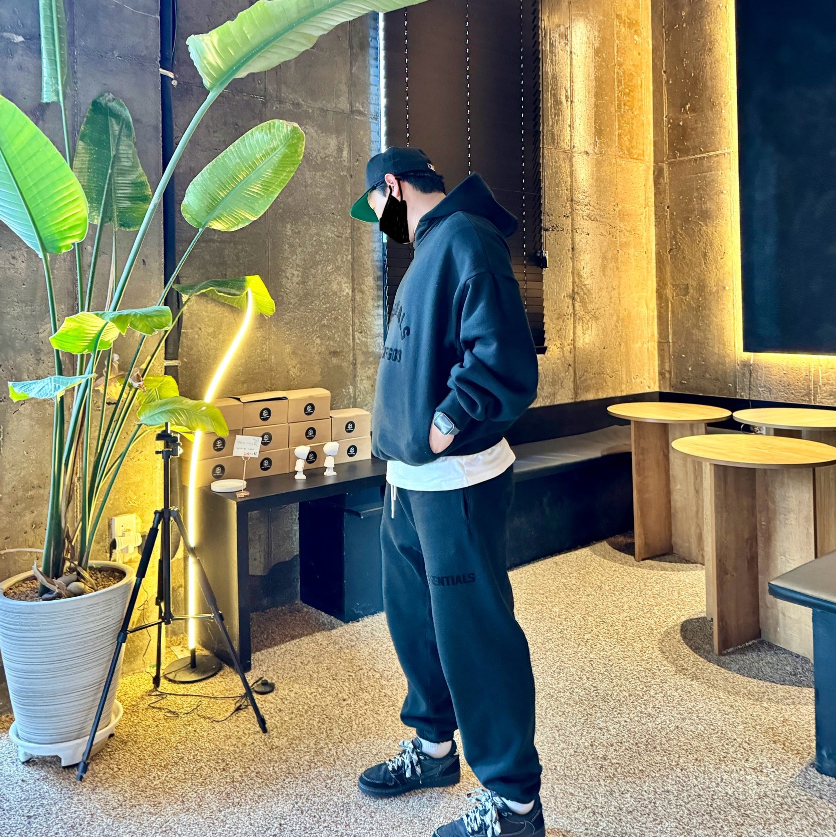 Essentials The Black Collection Hoodie Jet Black - 23SS, Essentials The Black Collection Sweatpants Black - 23SS 착용 스타일 - 3
