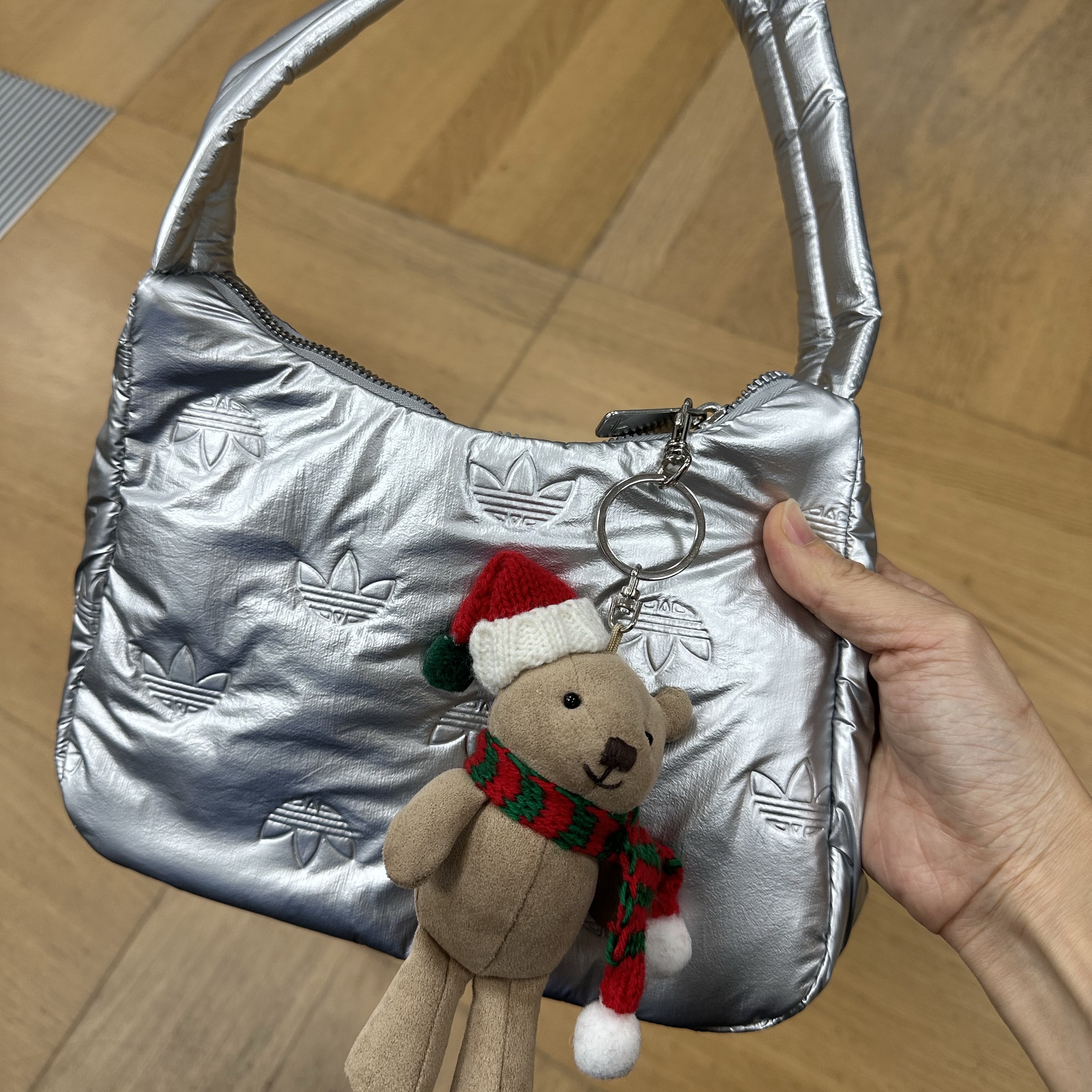Adidas Puffy Satin Mini Shoulder Bag Silver Metallic 착용 스타일