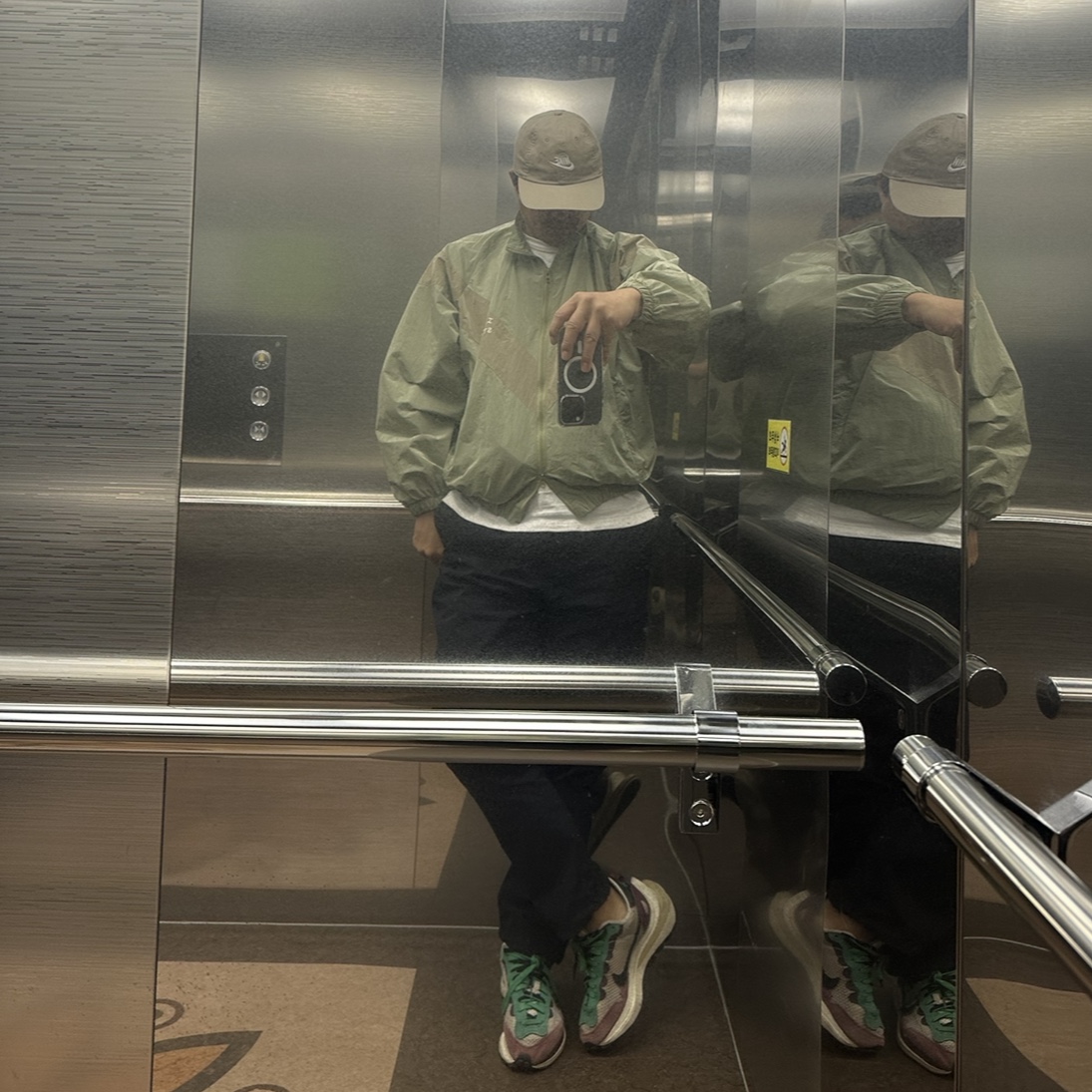 Nike x Sacai VaporWaffle String & Black Villain Red, Human Made Graphic T-Shirt #13 White 착용 스타일