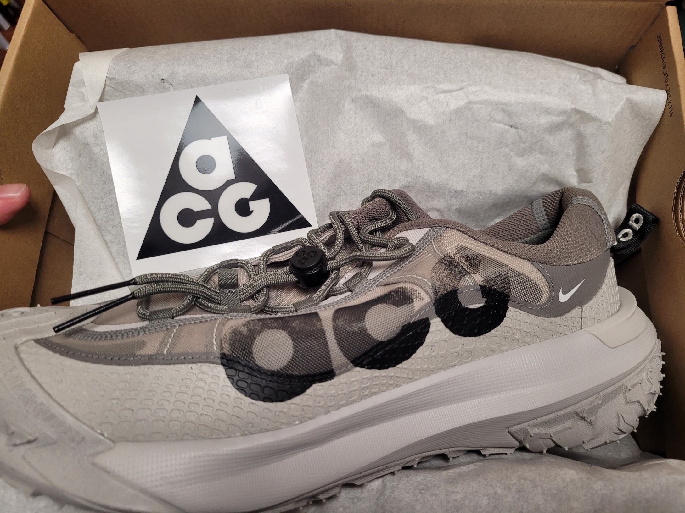 Nike ACG Mountain Fly 2 Low Light Iron Ore Black 착용 스타일