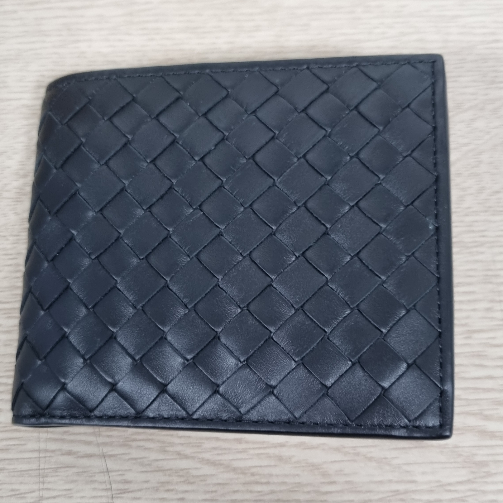 Bottega Veneta Bi-Fold Wallet Black 착용 스타일 - 1