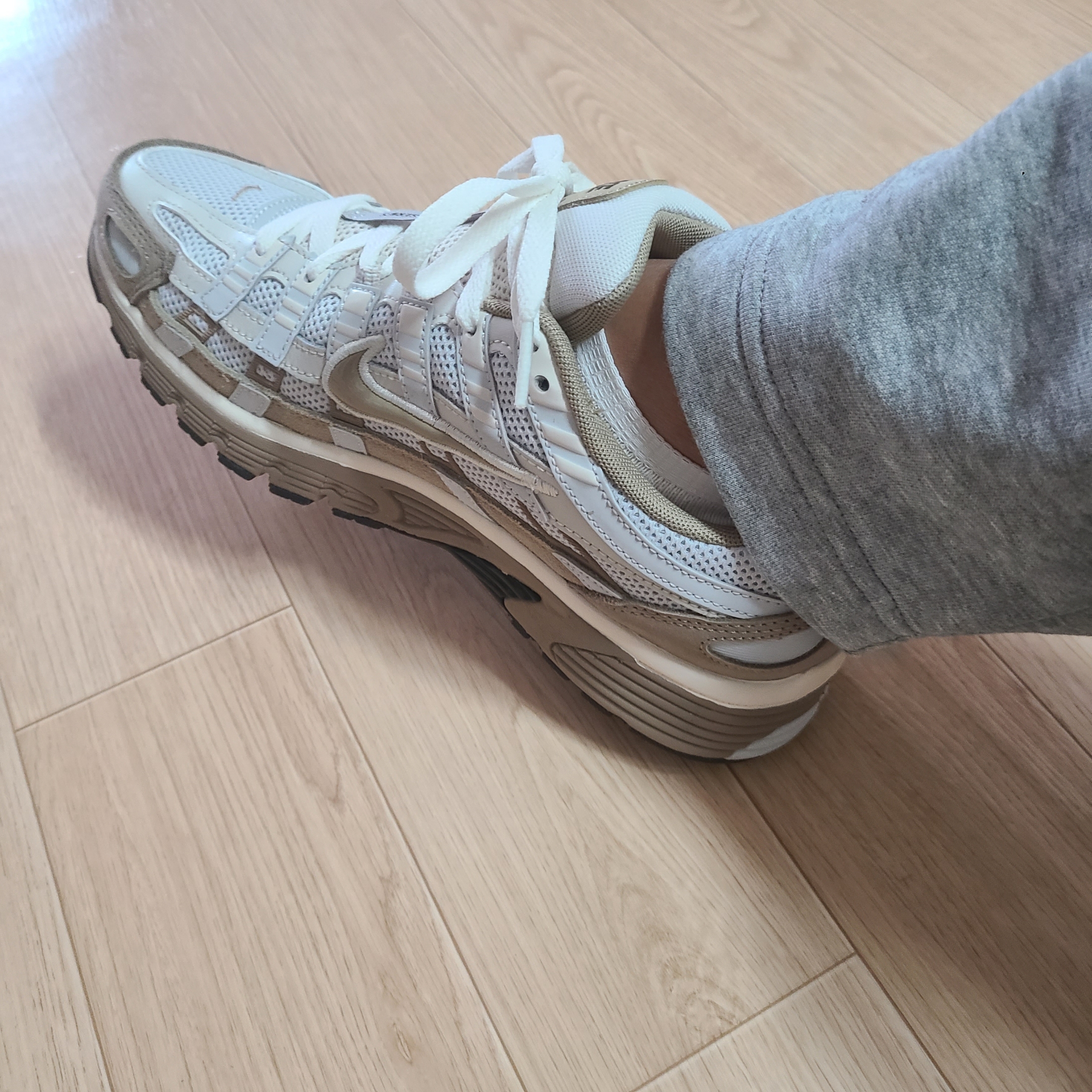 Nike P-6000 PRM Hangul Day Photon Dust Khaki 착용 스타일 - 1