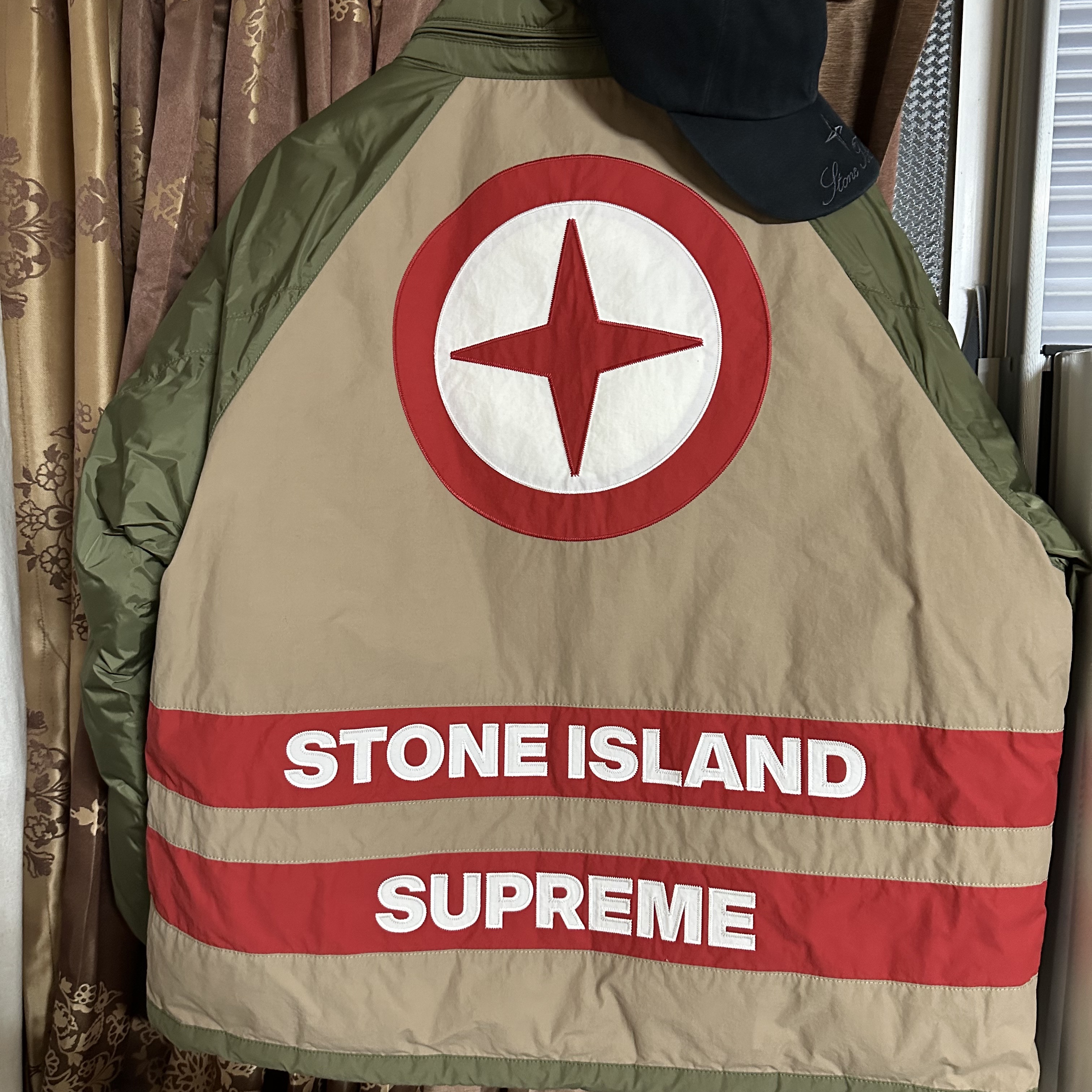 Supreme x Stone Island Reversible Down Puffer Jacket Olive - 23FW, Supreme x Stone Island Denim 6-Panel Black - 23FW 착용 스타일 - 2