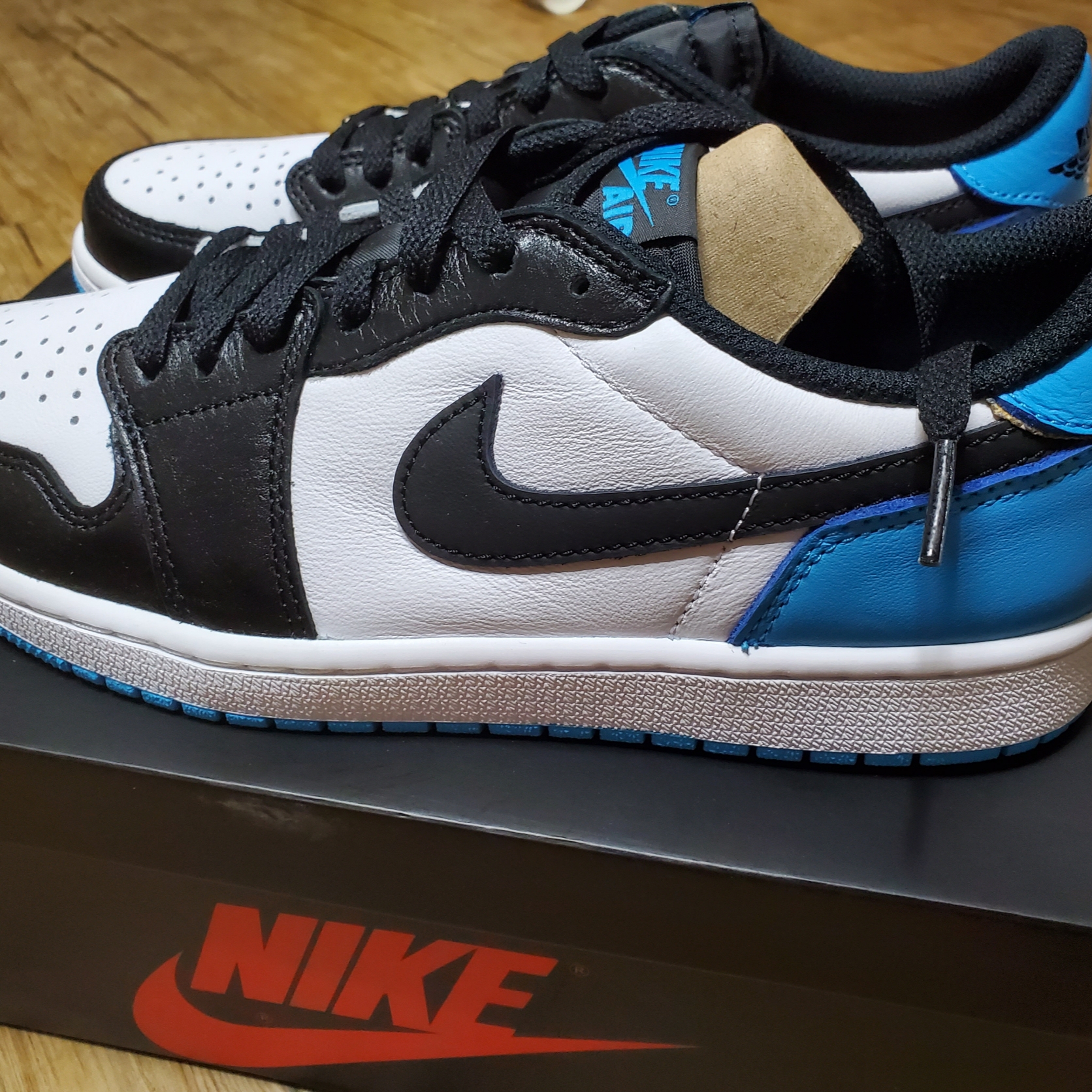 Jordan 1 Retro Low OG Black and Dark Powder Blue 착용 스타일