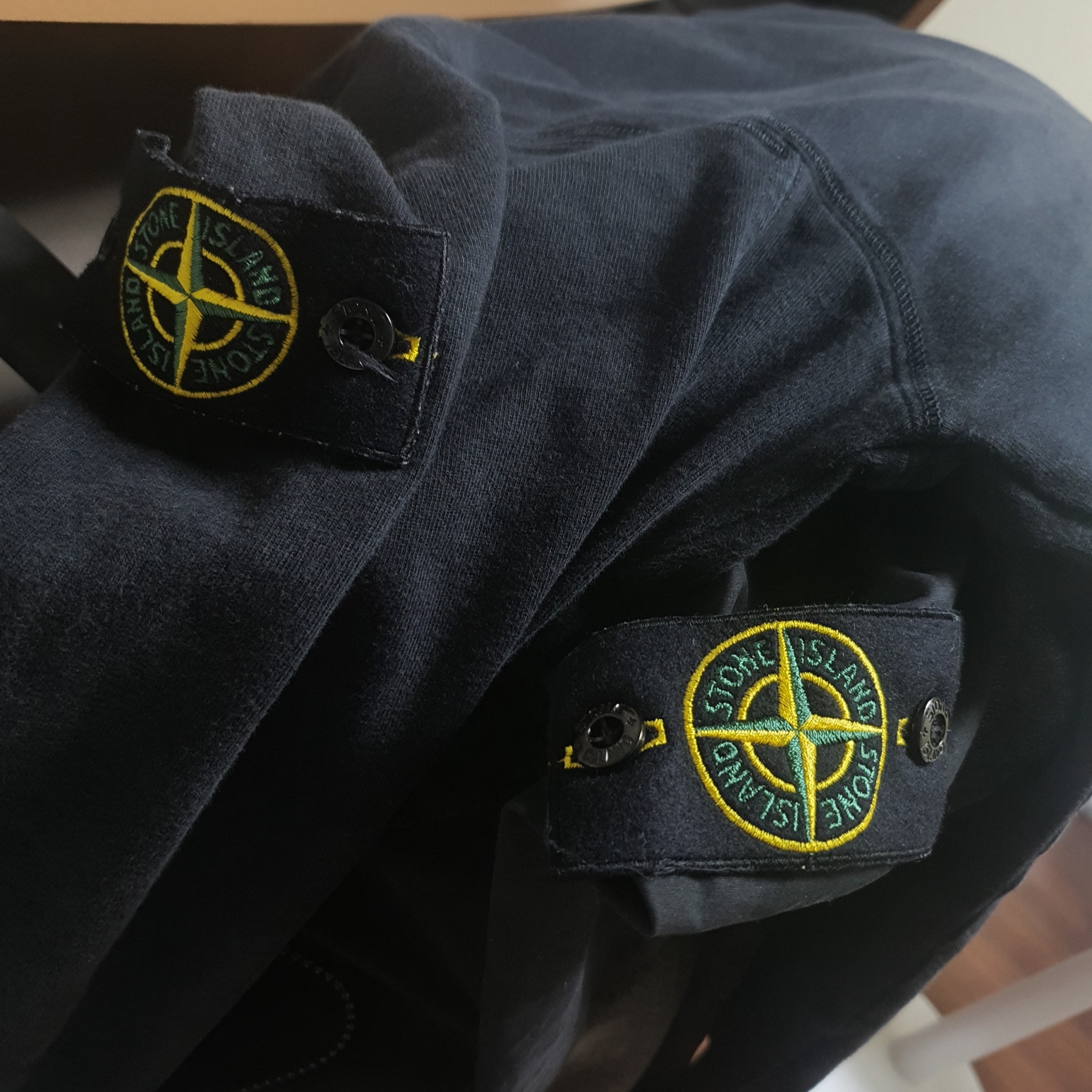 Stone Island 114WN Brushed Cotton Canvas Hooded Overshirt Black - 22FW, Stone Island 62420 Brushed Cotton Fleece Garment Dyed Crewneck Sweatshirt Black - 23FW 착용 스타일 - 2