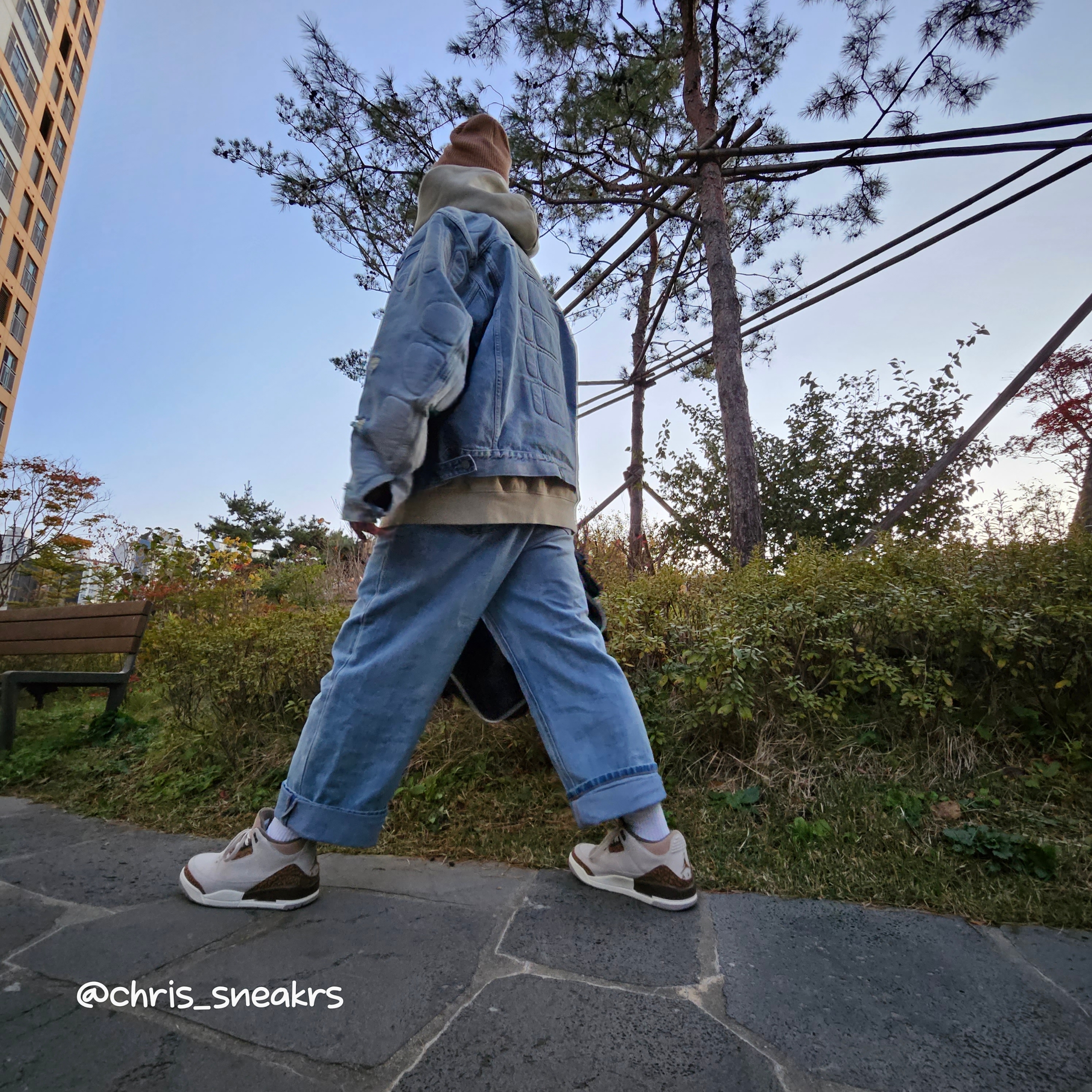 Yeezy Gap Engineered By Balenciaga Padded Denim Jacket Blue, Jordan 3 Retro Orewood Brown 착용 스타일 - 4