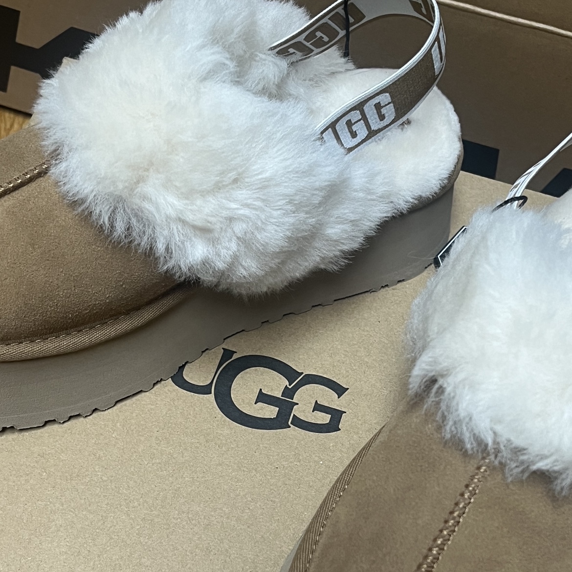 (W) UGG Funkette Slides Chestnut 착용 스타일