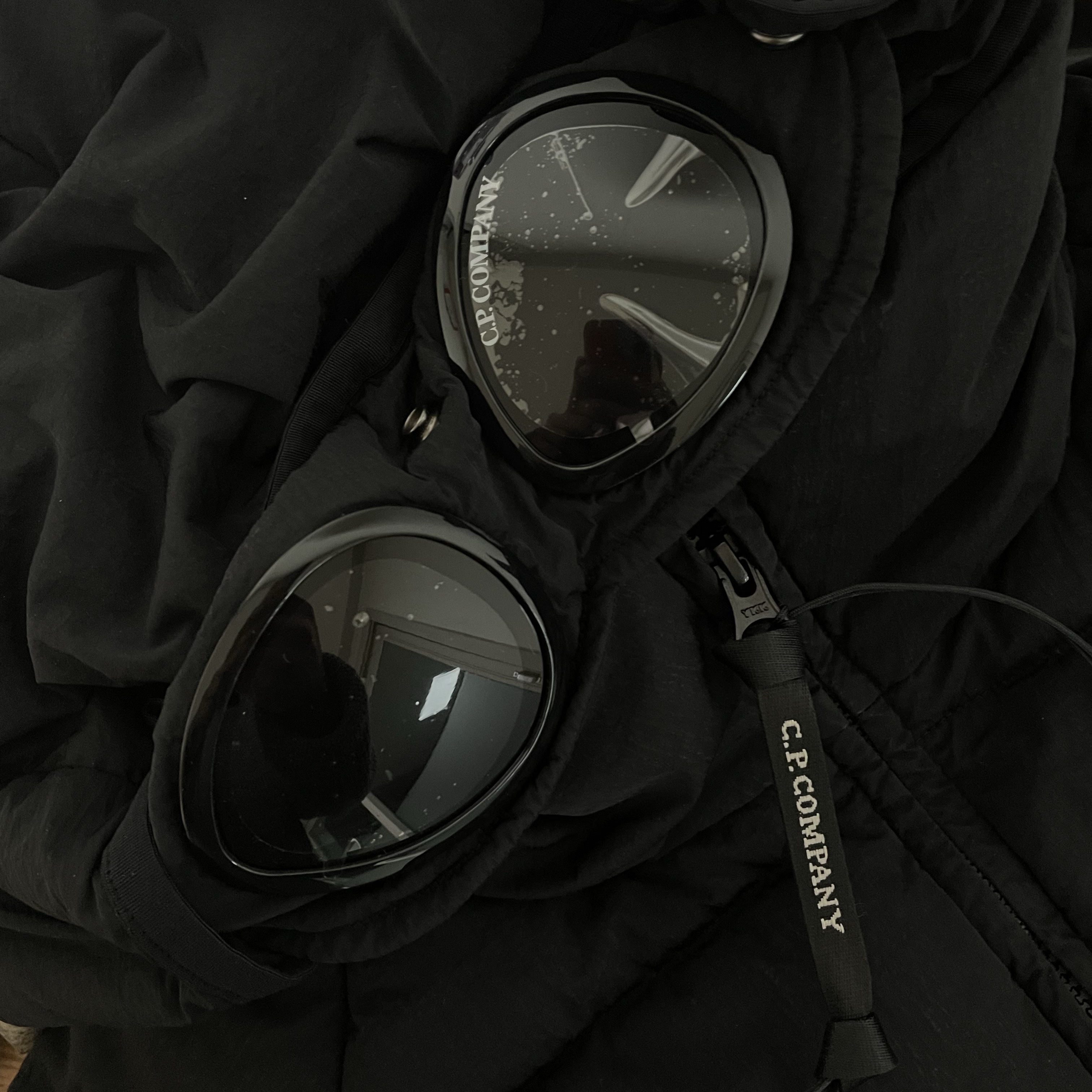 C.P. Company Eco-Chrome R Hooded Down Goggle Jacket Black - 23FW 착용 스타일