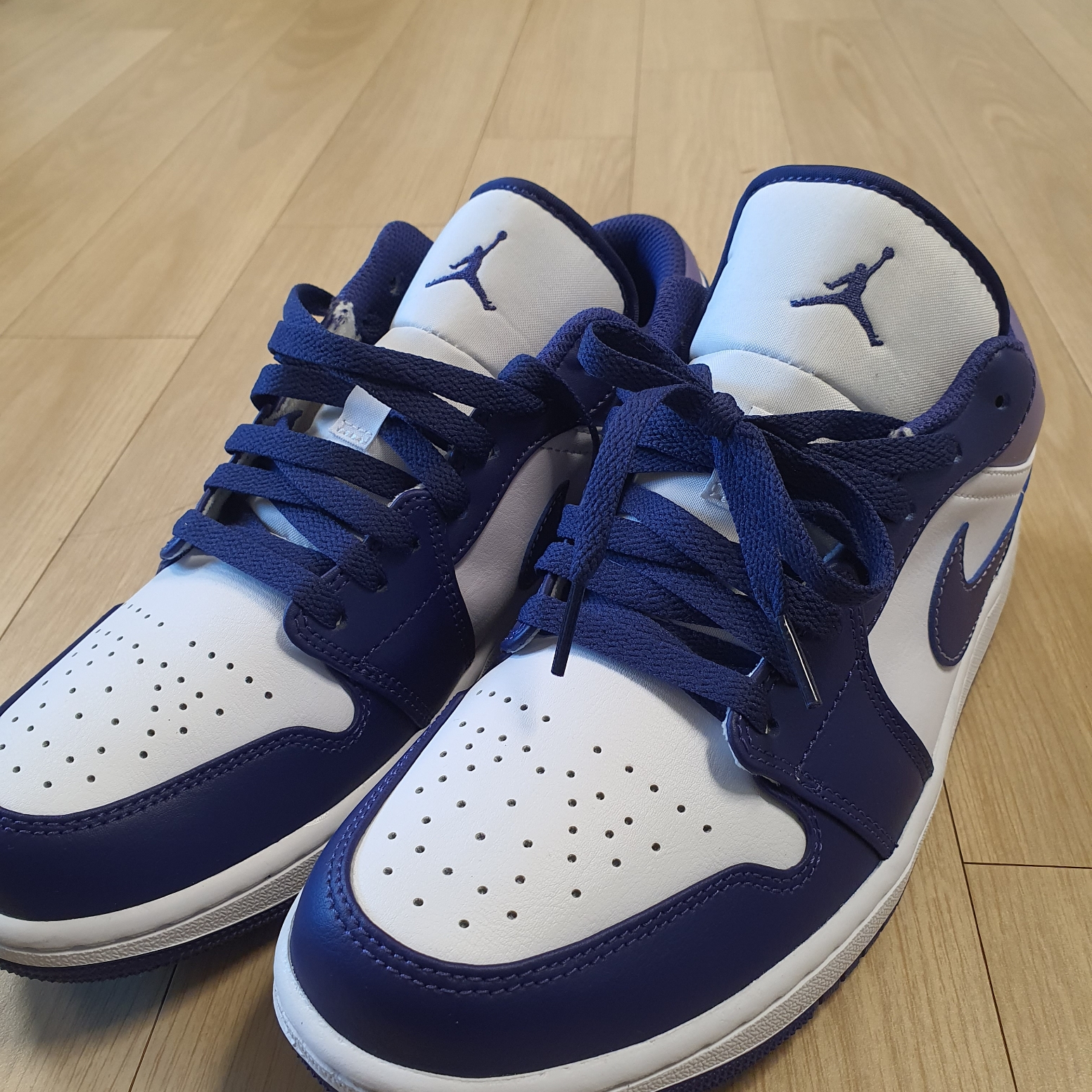 Jordan 1 Low Sky J Purple White 착용 스타일 - 2