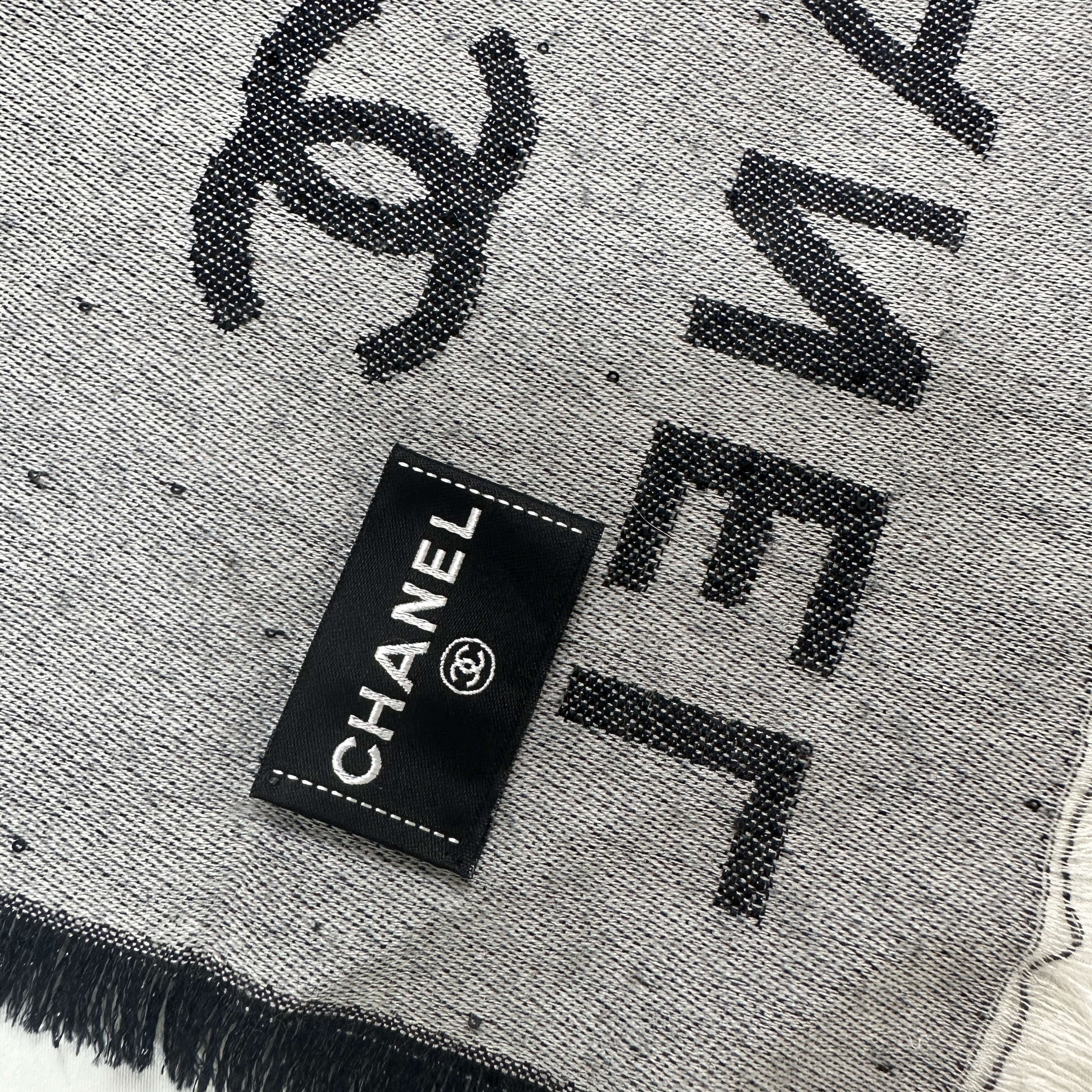 (W) Chanel Muffler Cashmere & Black 착용 스타일 - 3