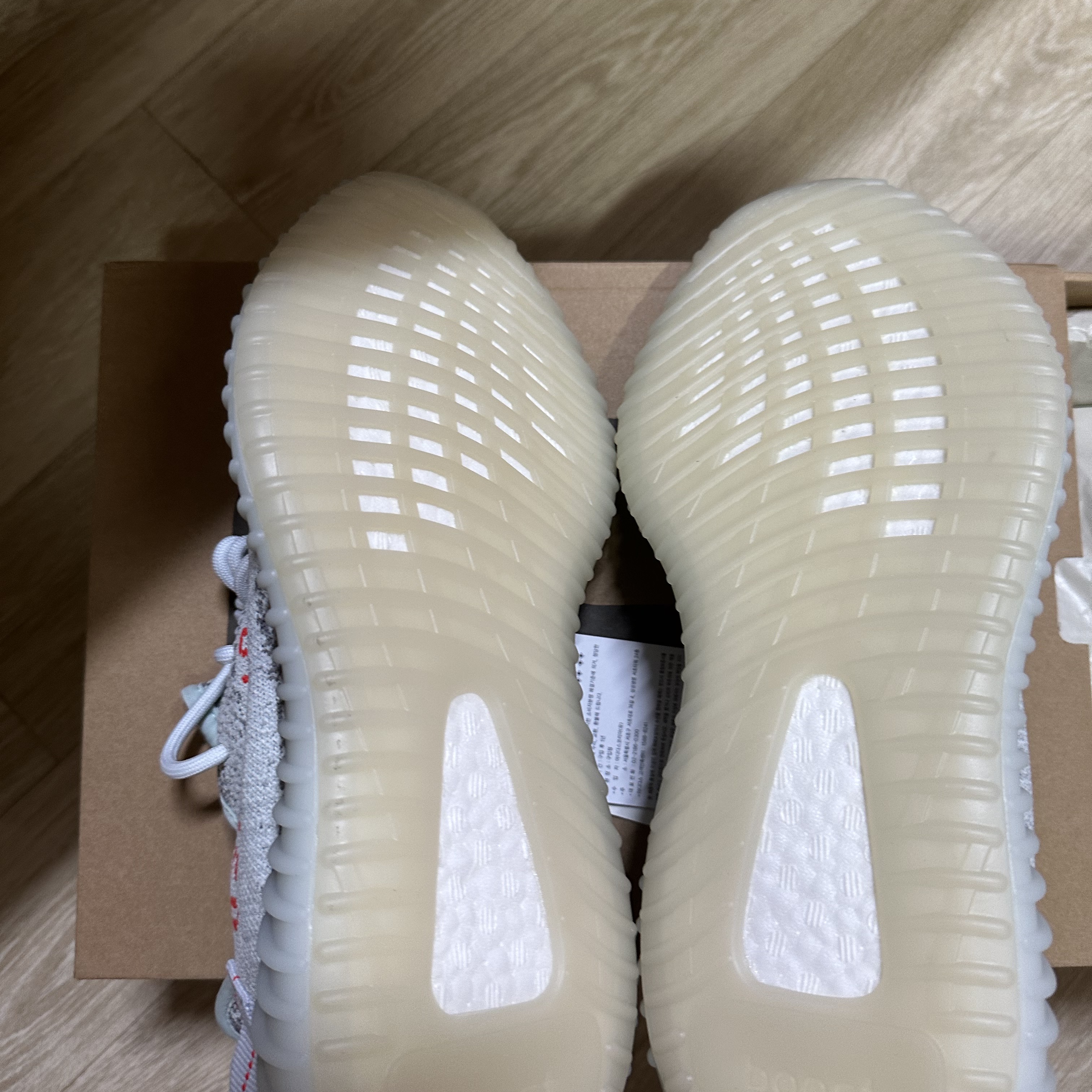Adidas Yeezy Boost 350 V2 Blue Tint 2021/2022/2023 착용 스타일