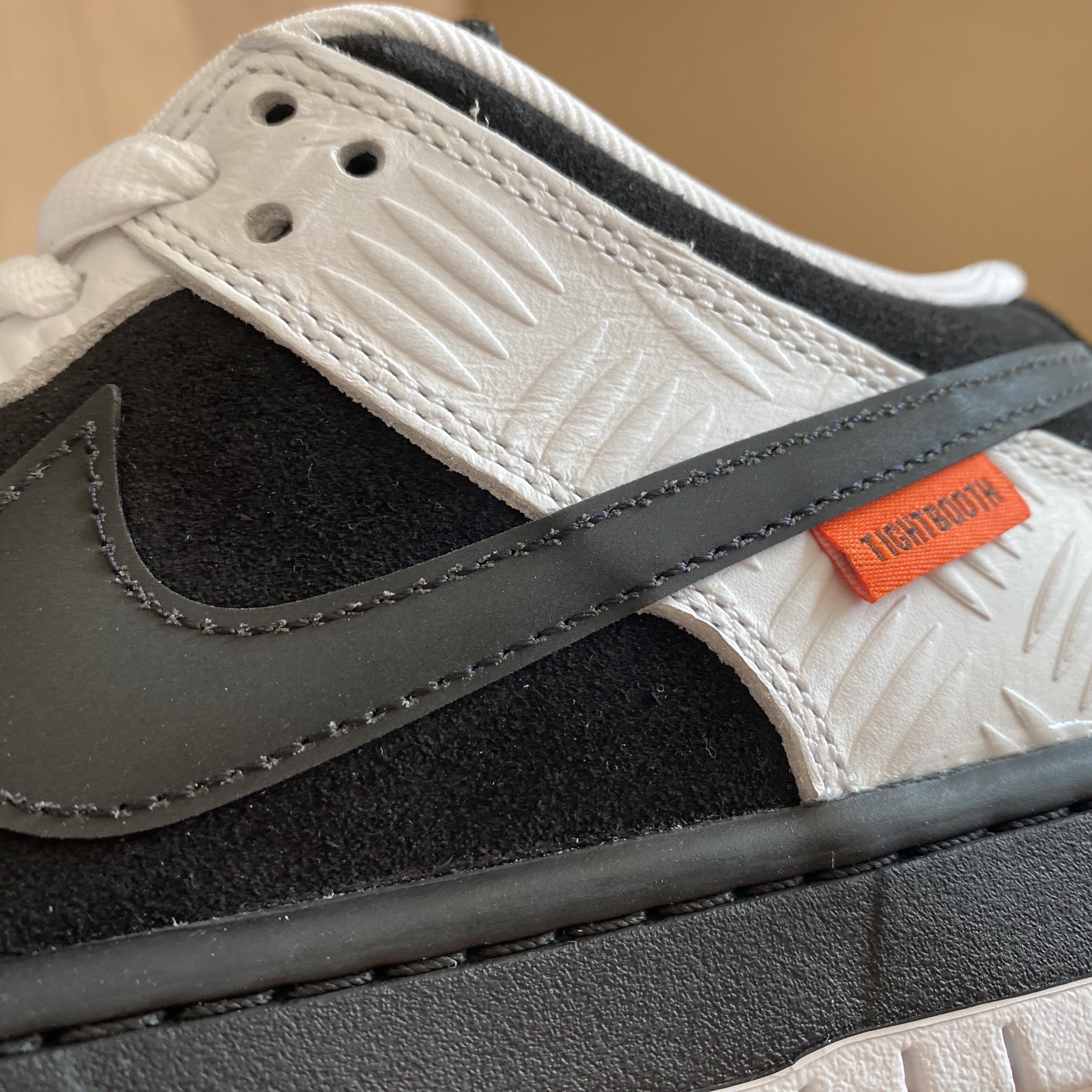 Nike x Tightbooth SB Dunk Low Pro Black and White 착용 스타일 - 7