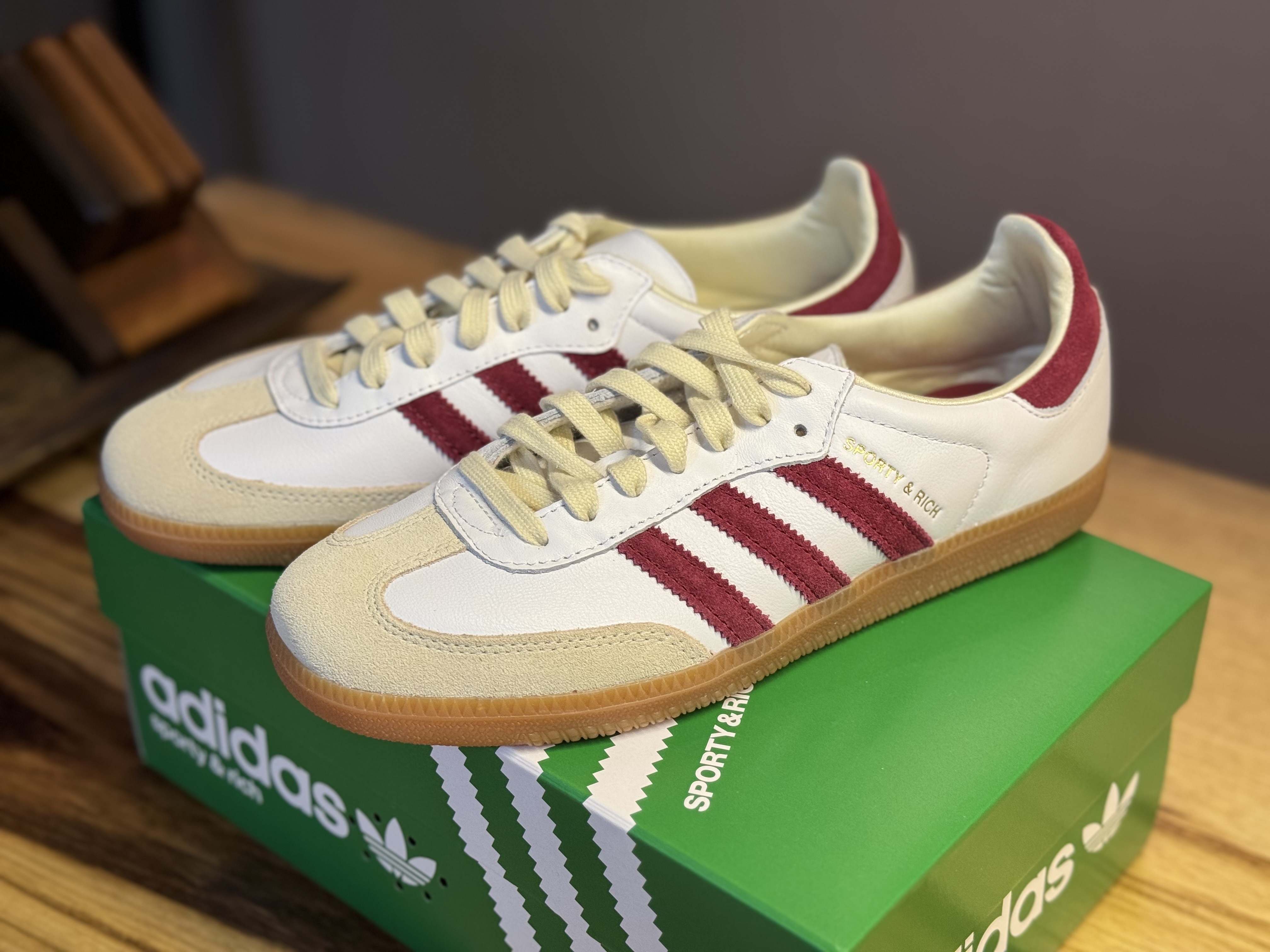 Adidas x Sporty & Rich Samba OG Cloud White Collegiate Burgundy 착용 스타일 - 2