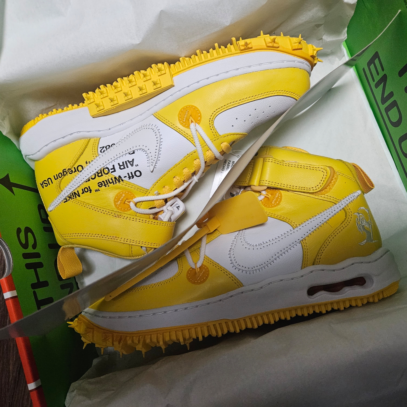 Nike x Off-White Air Force 1 Mid SP Leather Varsity Maize 착용 스타일 - 2
