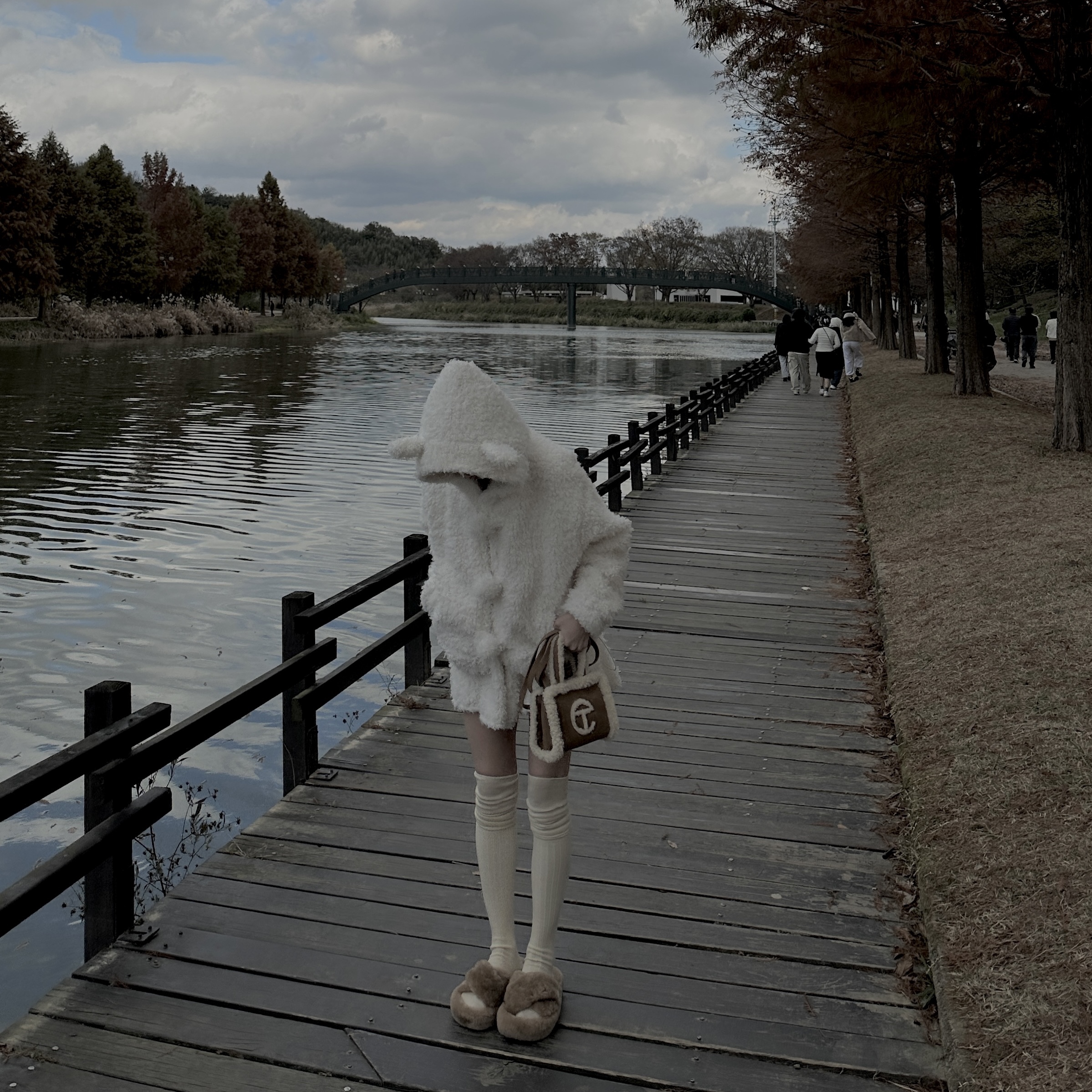 Telfar x UGG Small Shopping Bag Chestnut 착용 스타일 - 1