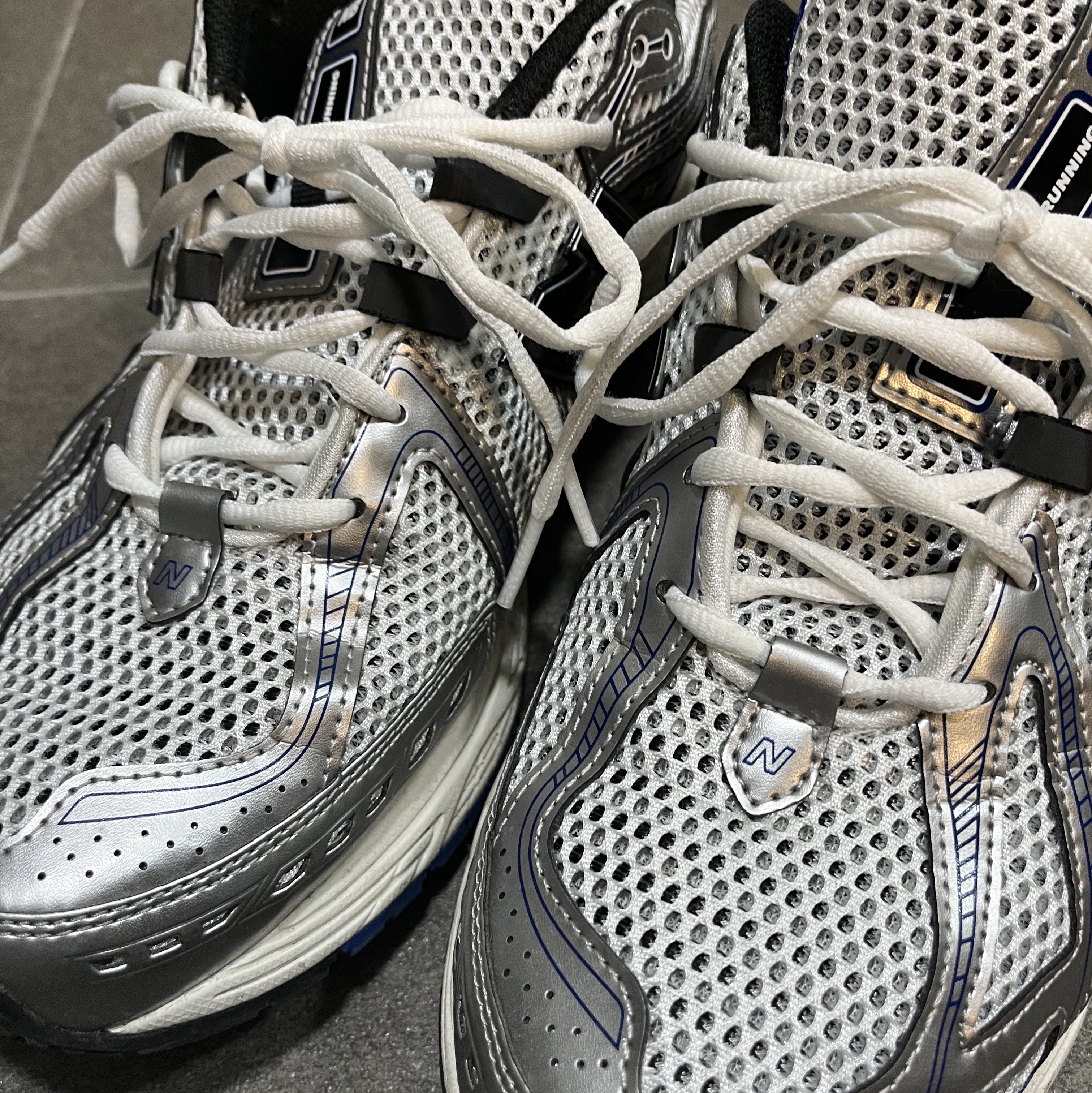 New Balance 1906R Silver Metallic 착용 스타일