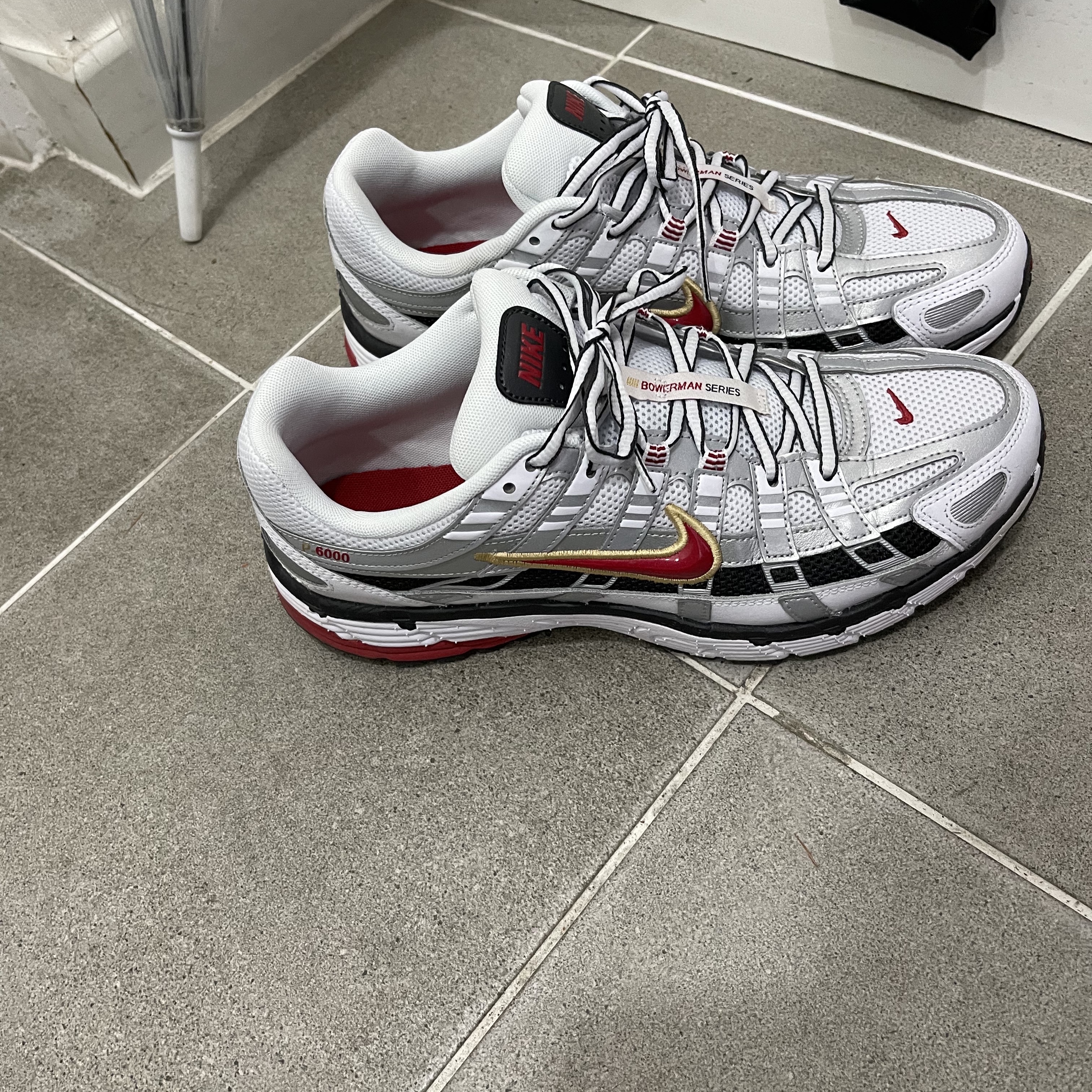 (W) Nike P-6000 Metallic Silver Red 착용 스타일