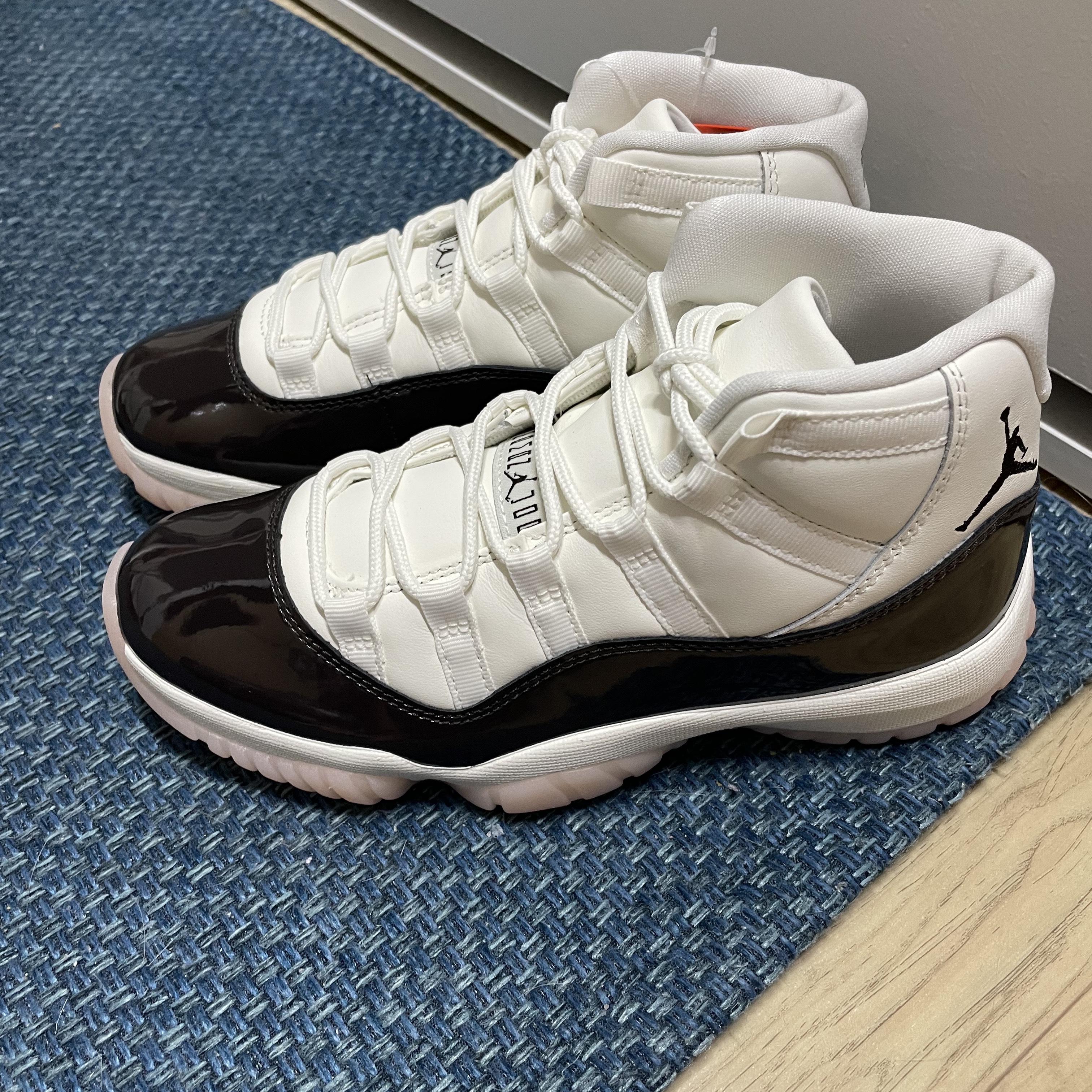 (W) Jordan 11 Retro Neapolitan 착용 스타일 - 2