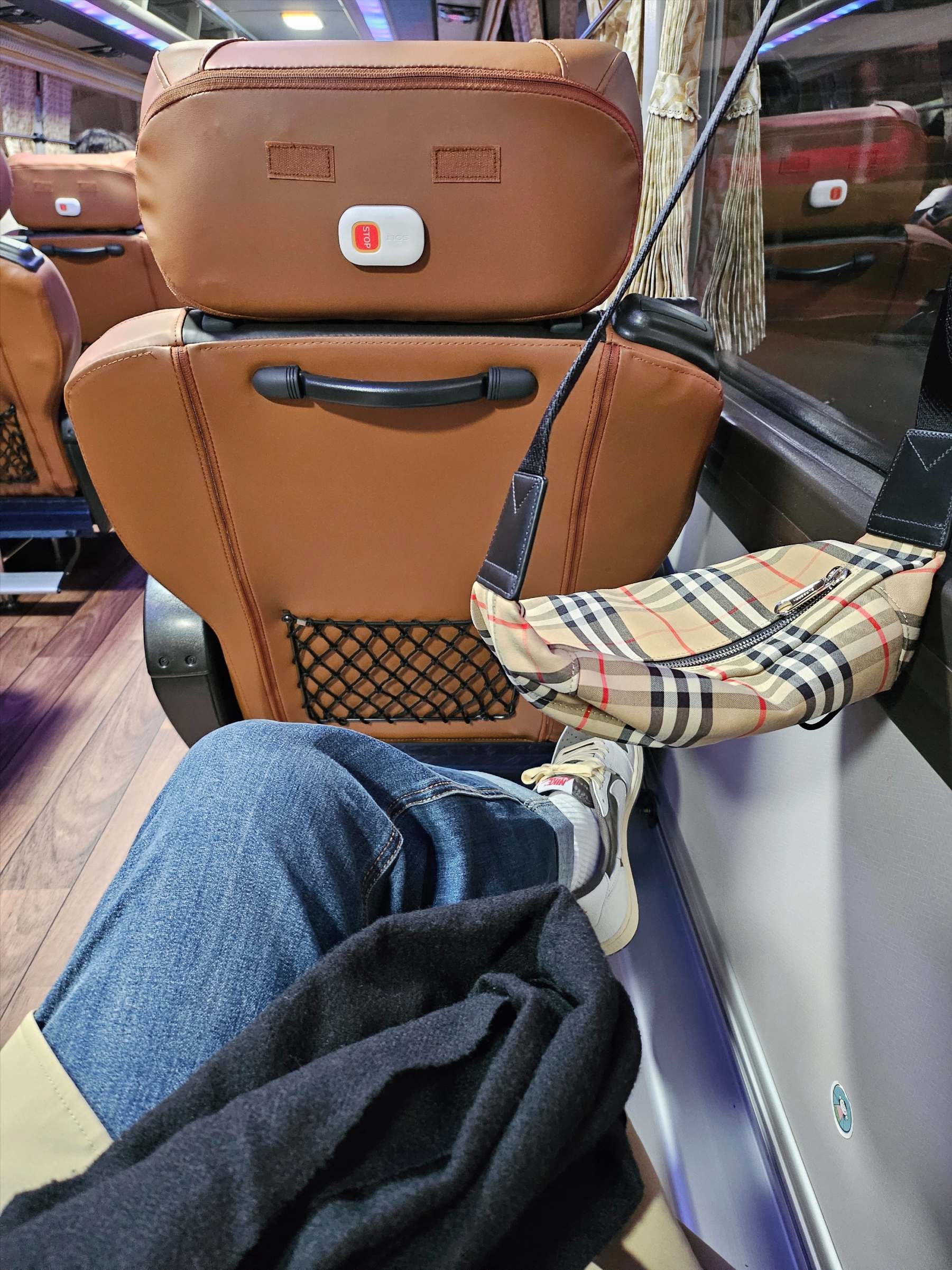 Jordan 1 x Travis Scott Retro Low OG SP Sail and Ridgerock, Burberry Sonny Belt Bag Archive Beige 착용 스타일 - 3