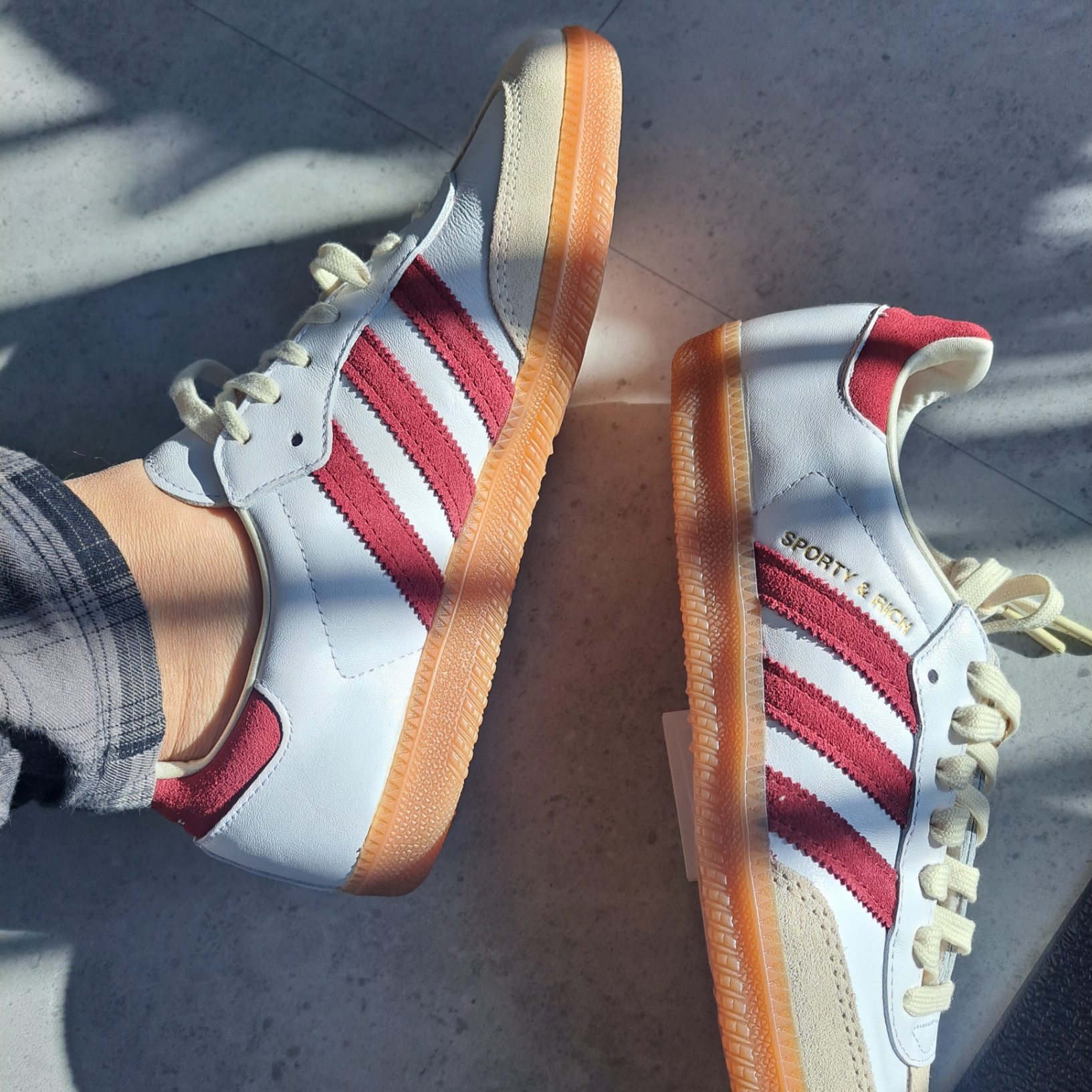 Adidas x Sporty & Rich Samba OG Cloud White Collegiate Burgundy 착용 스타일 - 1