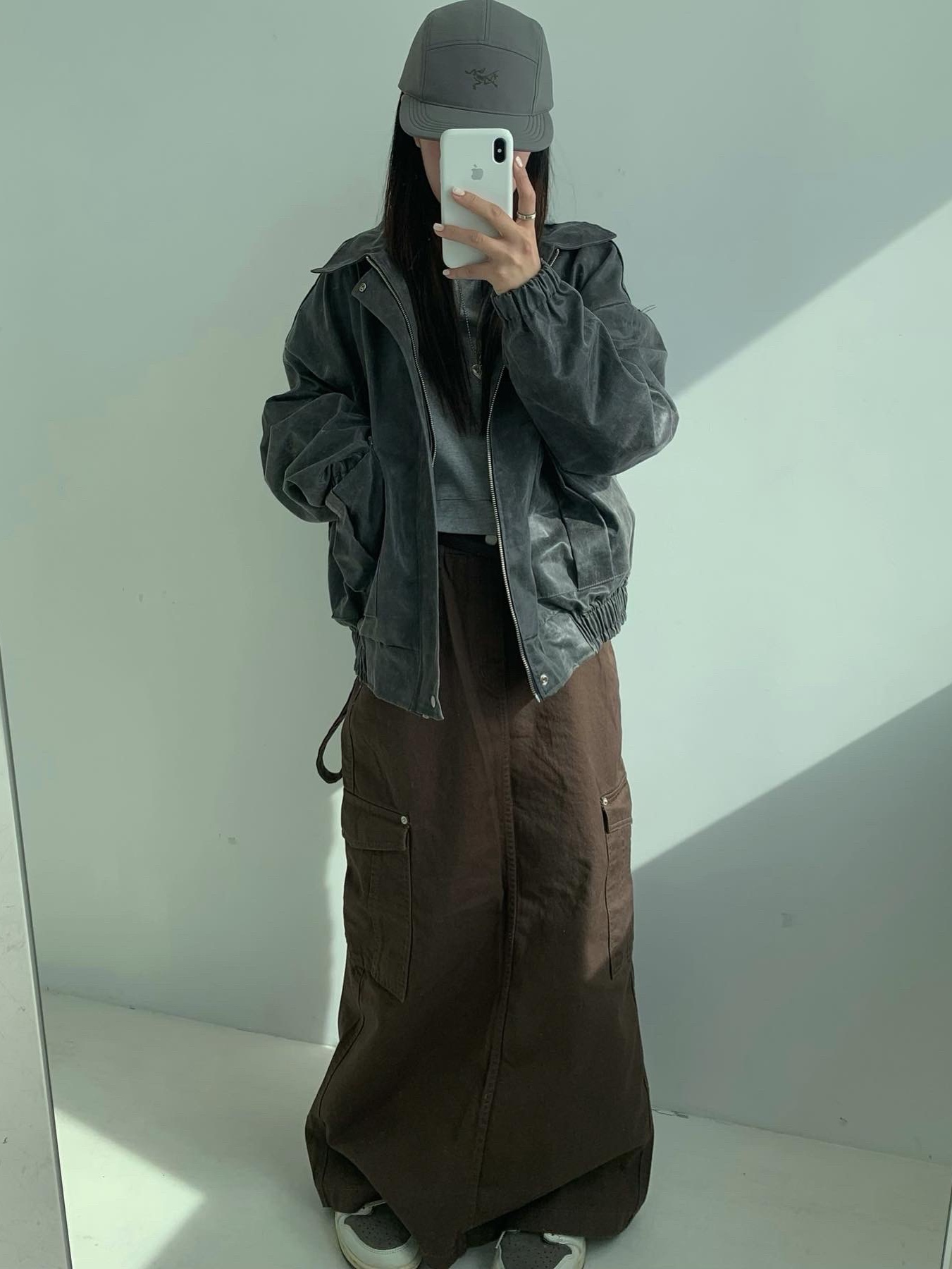 Jordan 1 x Travis Scott Retro Low OG SP Sail and Ridgerock, Arc'teryx Calidum 5 Panel Cap Forage 착용 스타일 - 1