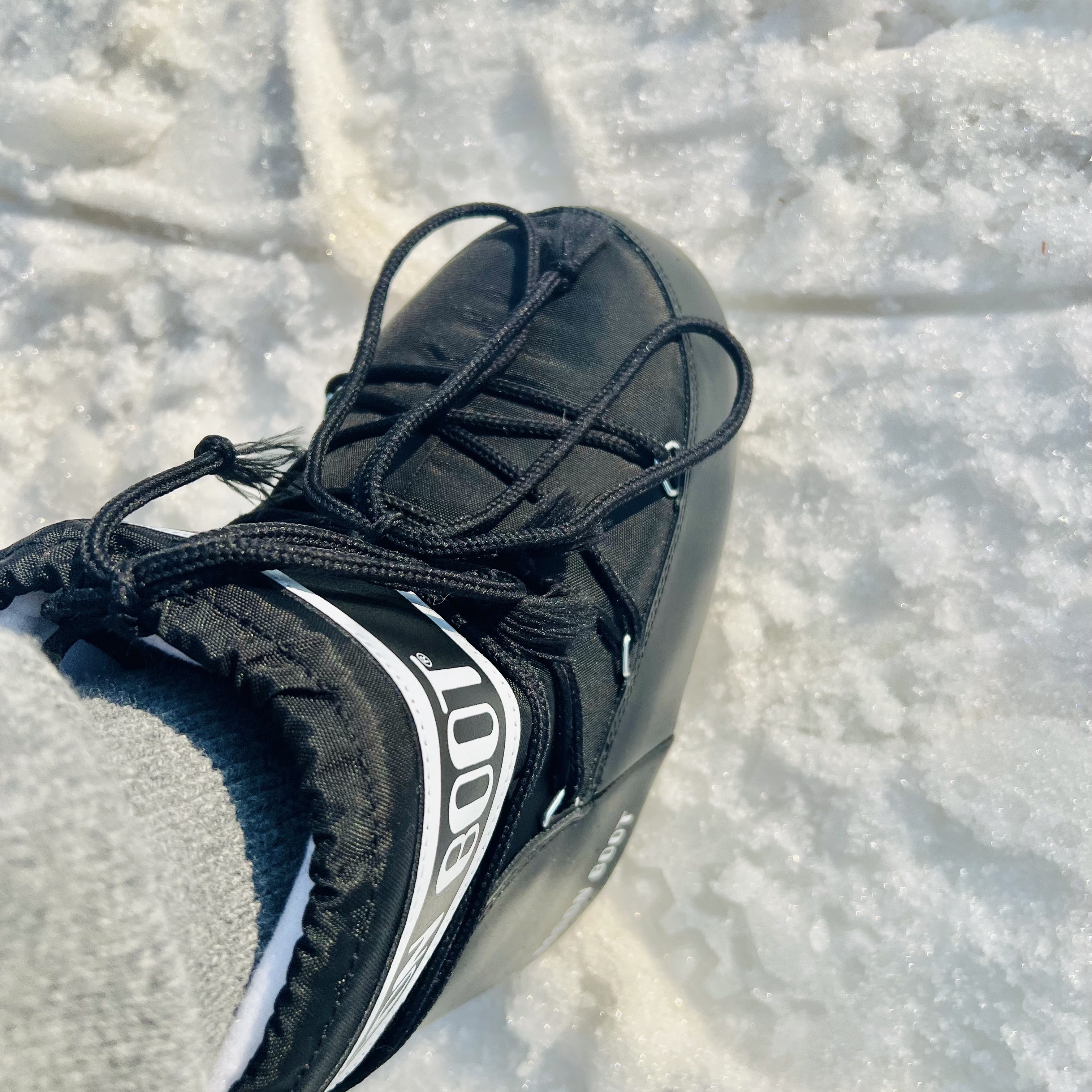 (W) Moon Boot Icon Low Nylon Boots Black, Prada Re-Nylon Down Coat Black 착용 스타일 - 2