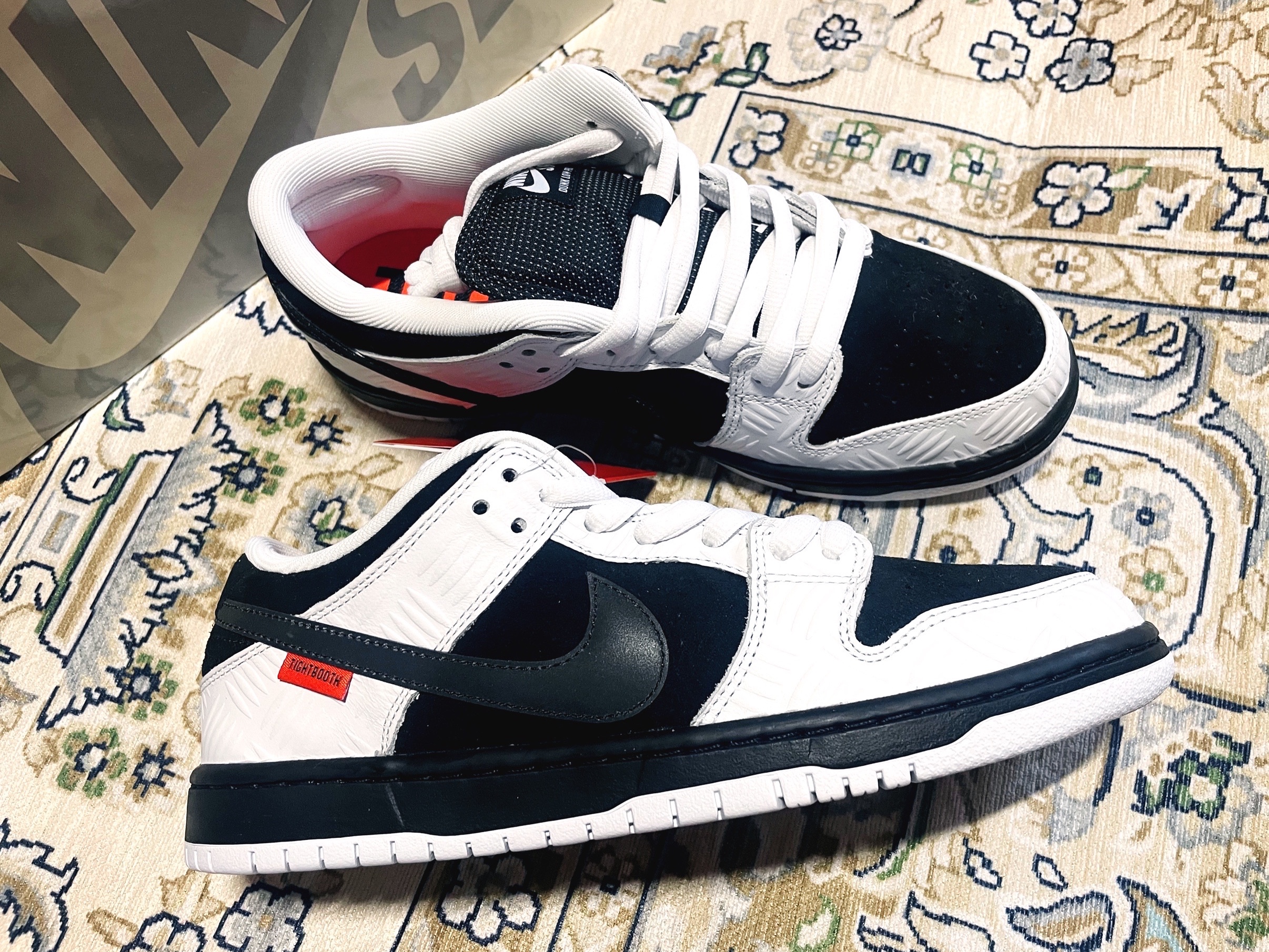 Nike x Tightbooth SB Dunk Low Pro Black and White 착용 스타일