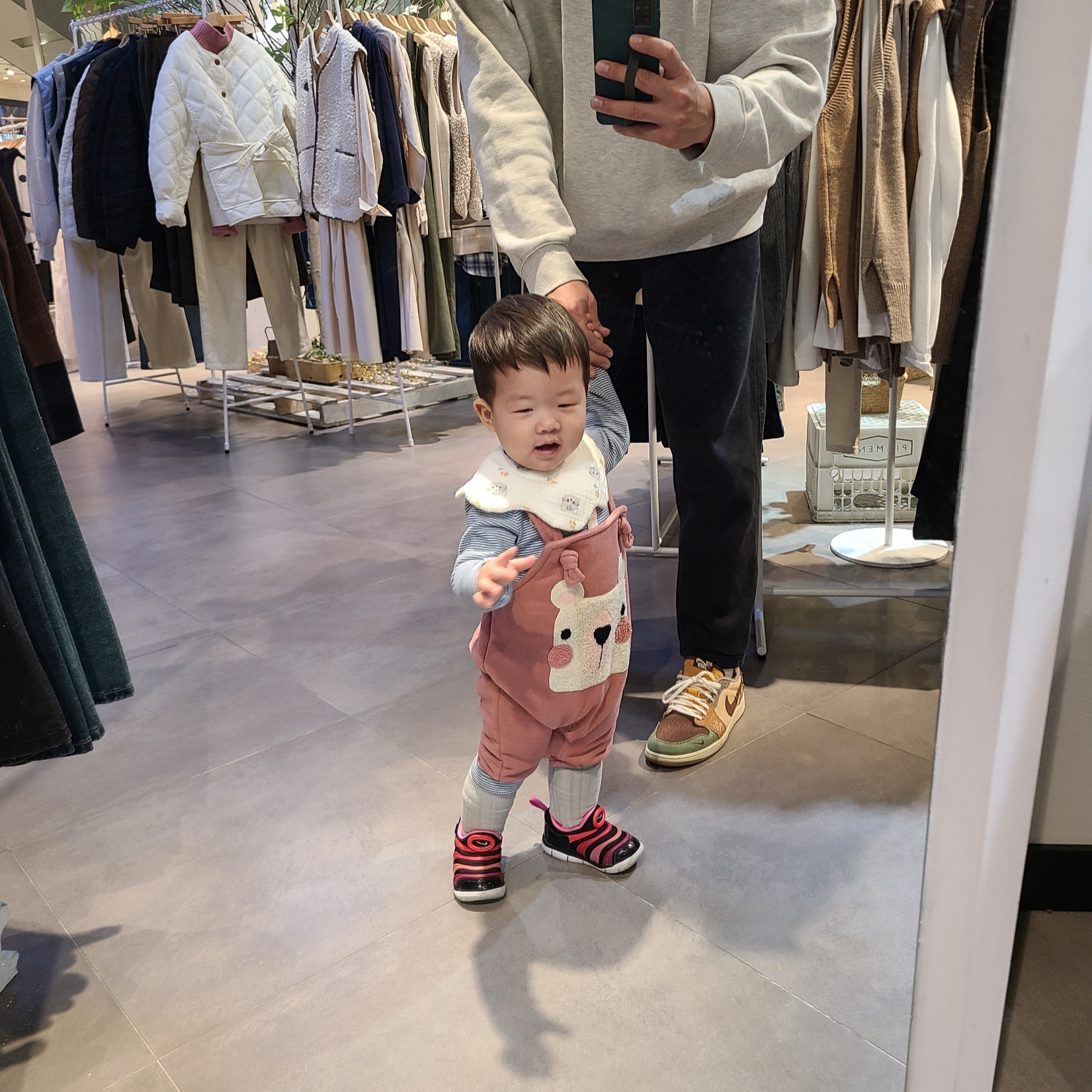 Jordan 1 x Zion Williamson Retro Low OG Flax and Oil Green, Nike NRG Solo Swoosh Fleece Pants Black White - Asia 착용 스타일
