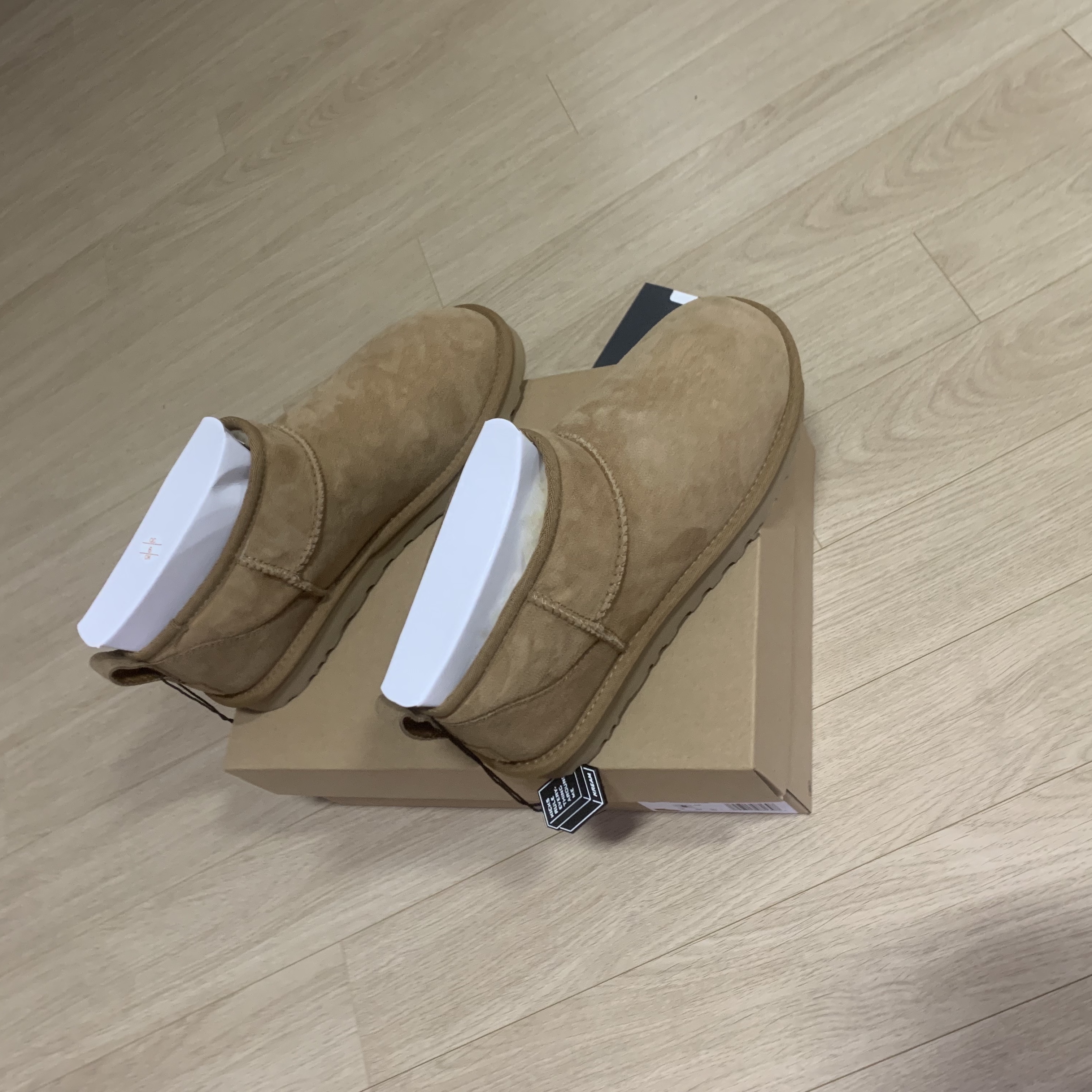 (W) UGG Classic Ultra Mini Boots Chestnut 착용 스타일 - 3