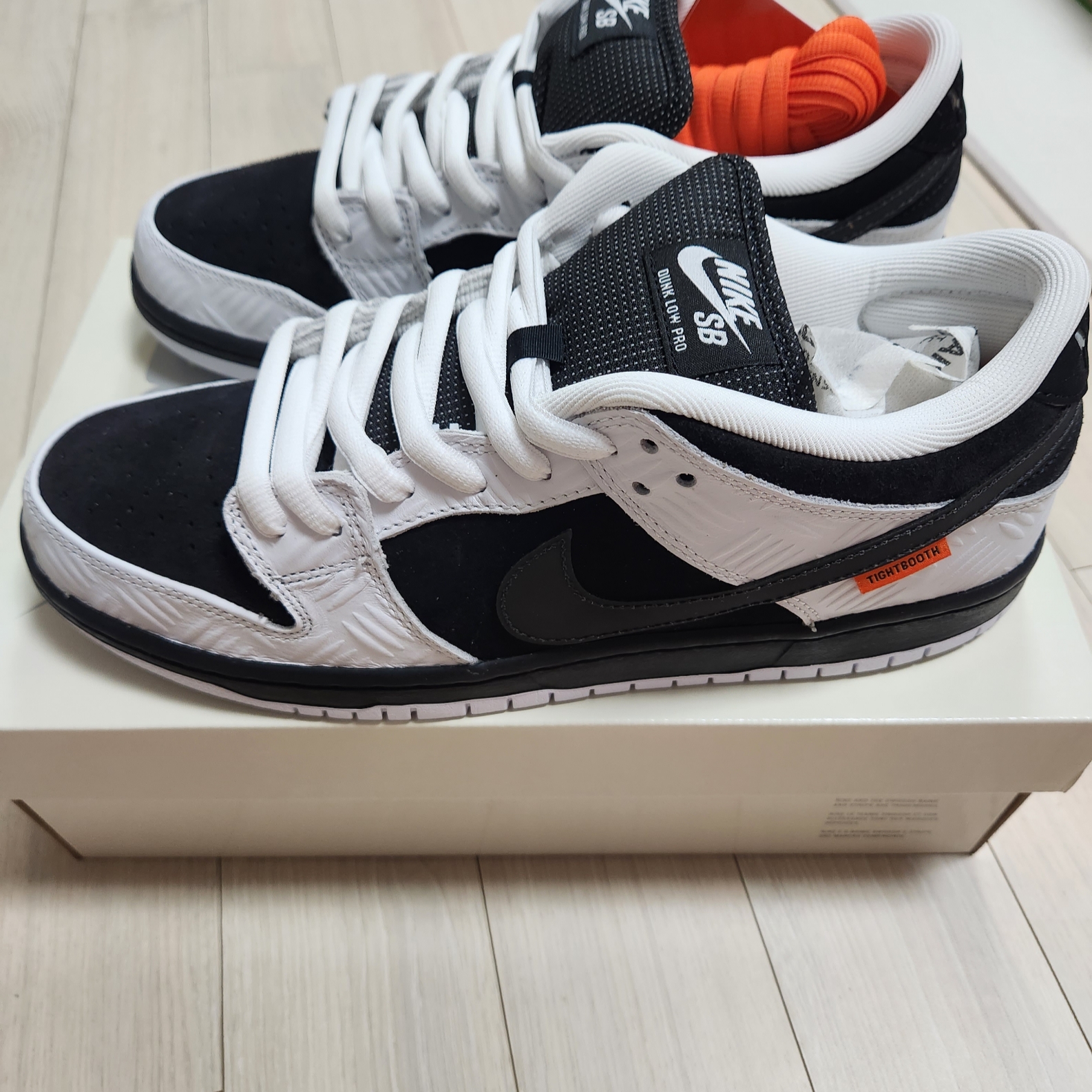 Nike x Tightbooth SB Dunk Low Pro Black and White 착용 스타일 - 2